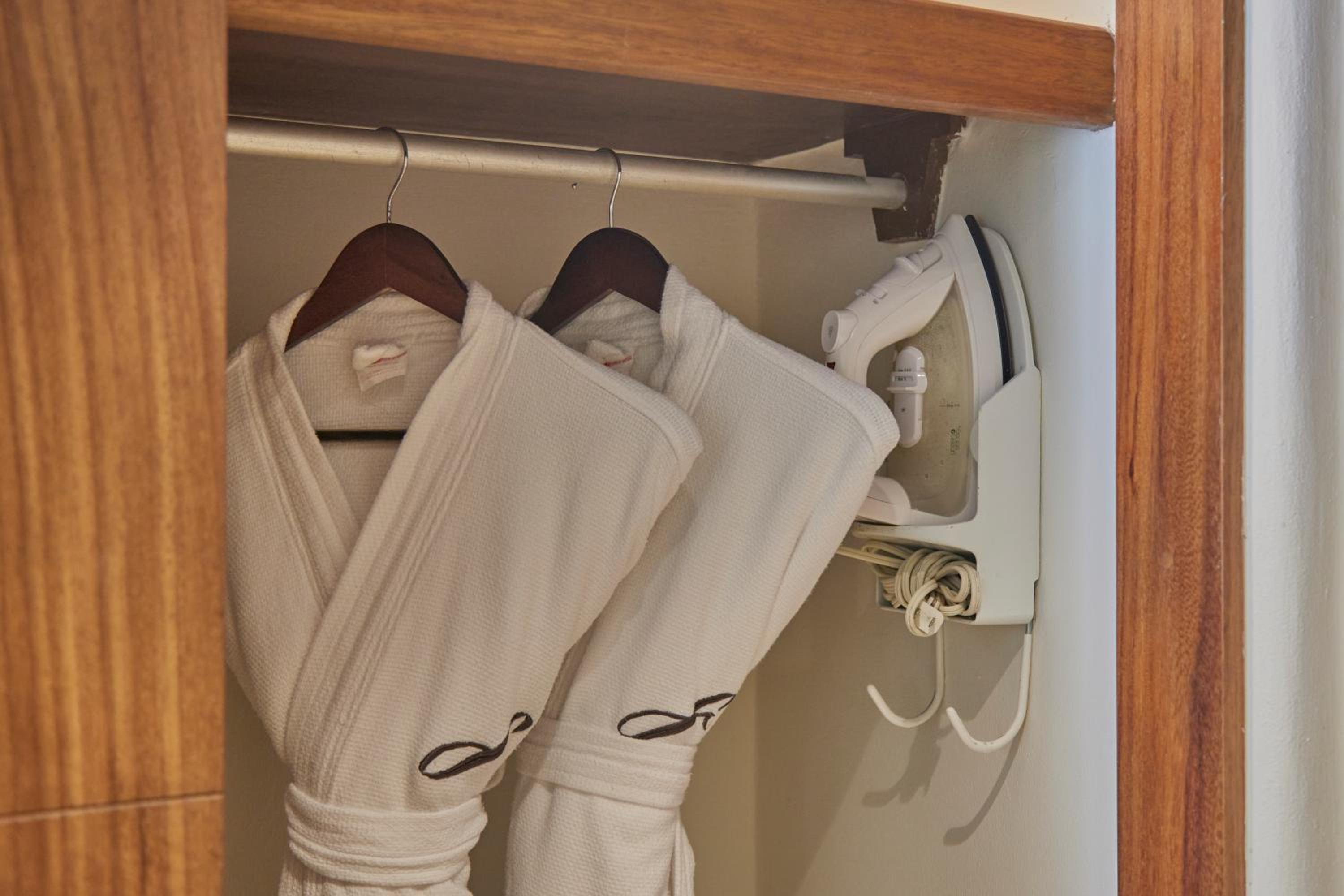 Premium Master Suite - Photo 11