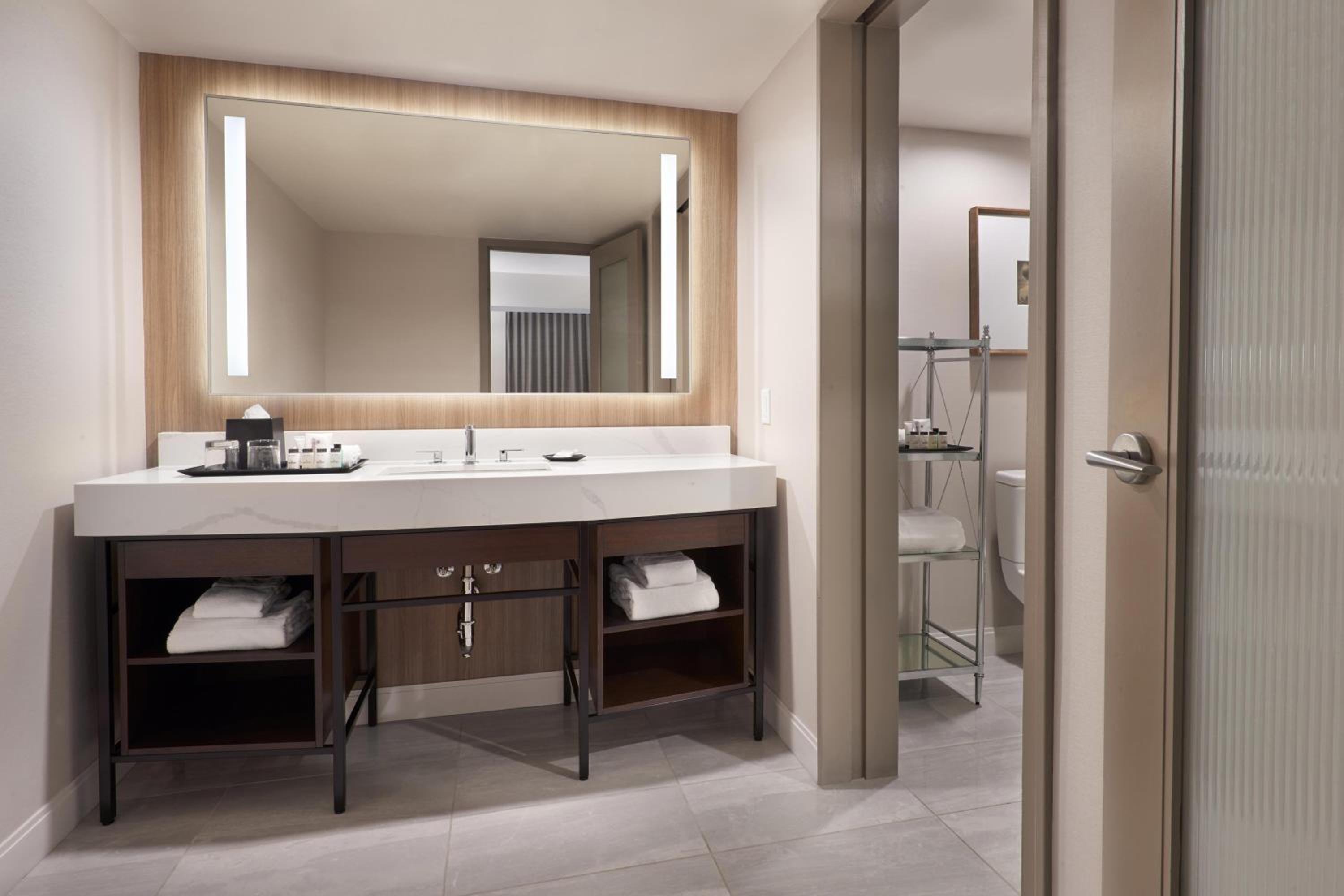 Executive Suite, 1 King, Sofa bed - Photo 7