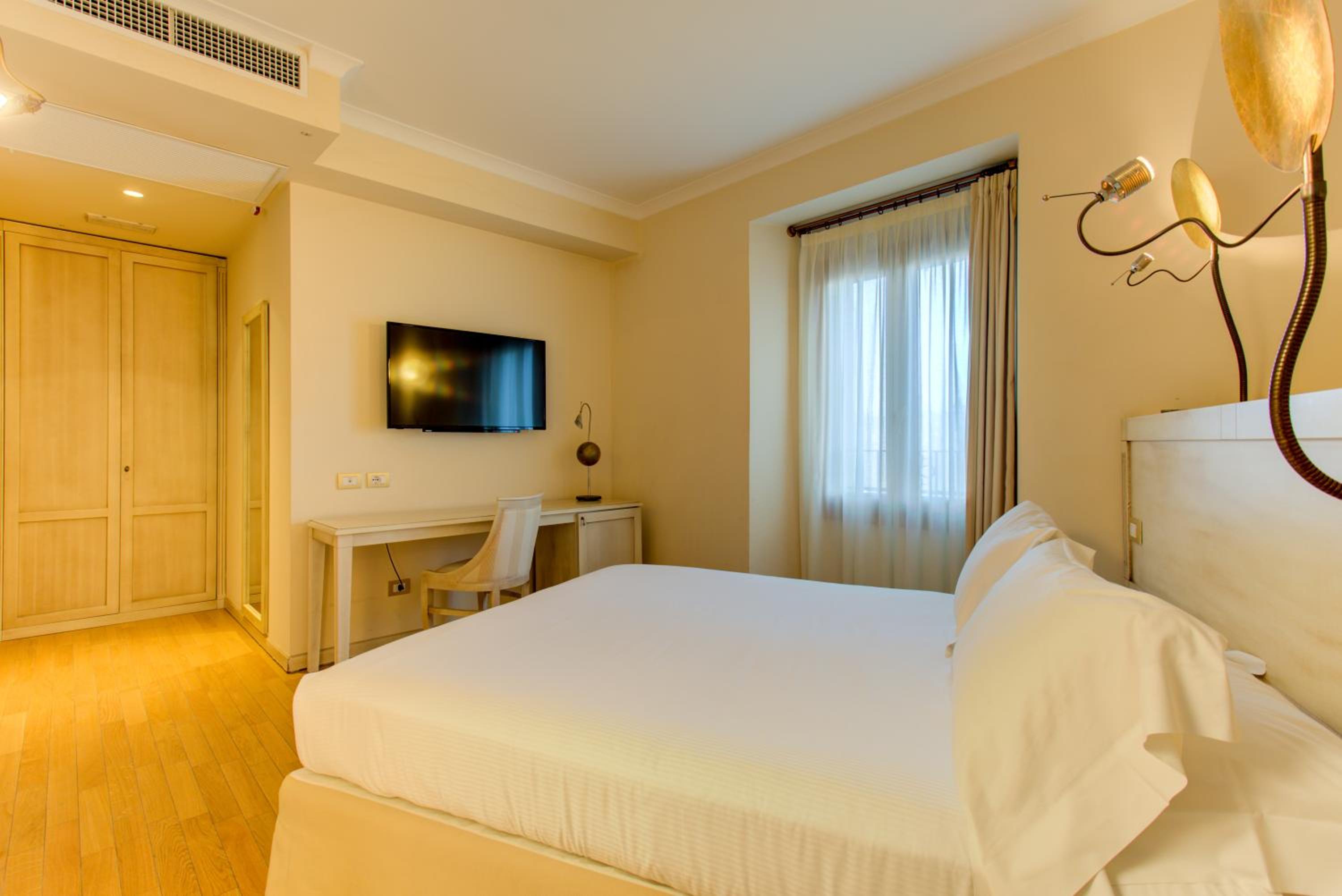 Deluxe Double Room with Spa Access - Photo 8