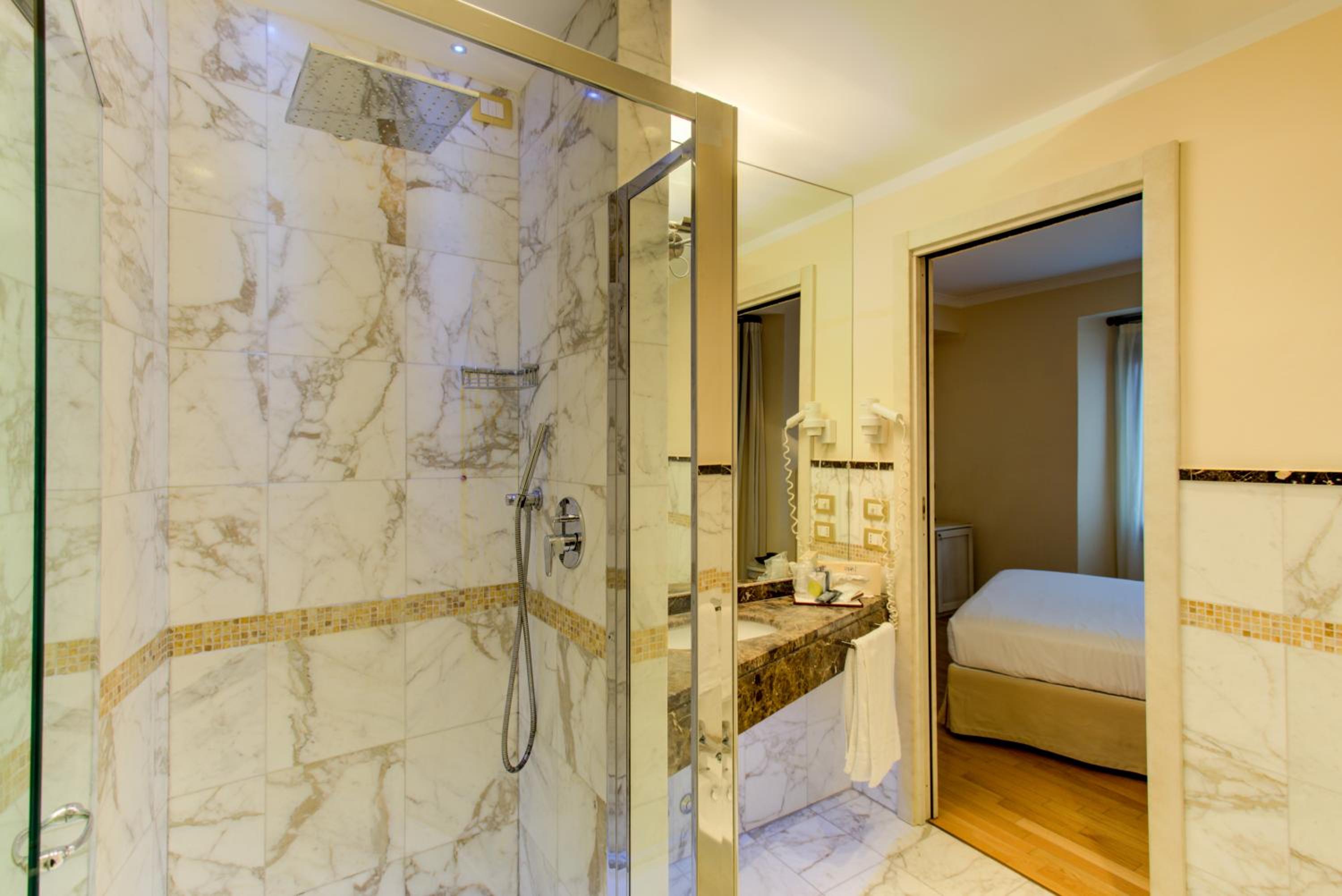 Deluxe Double Room with Spa Access - Photo 9
