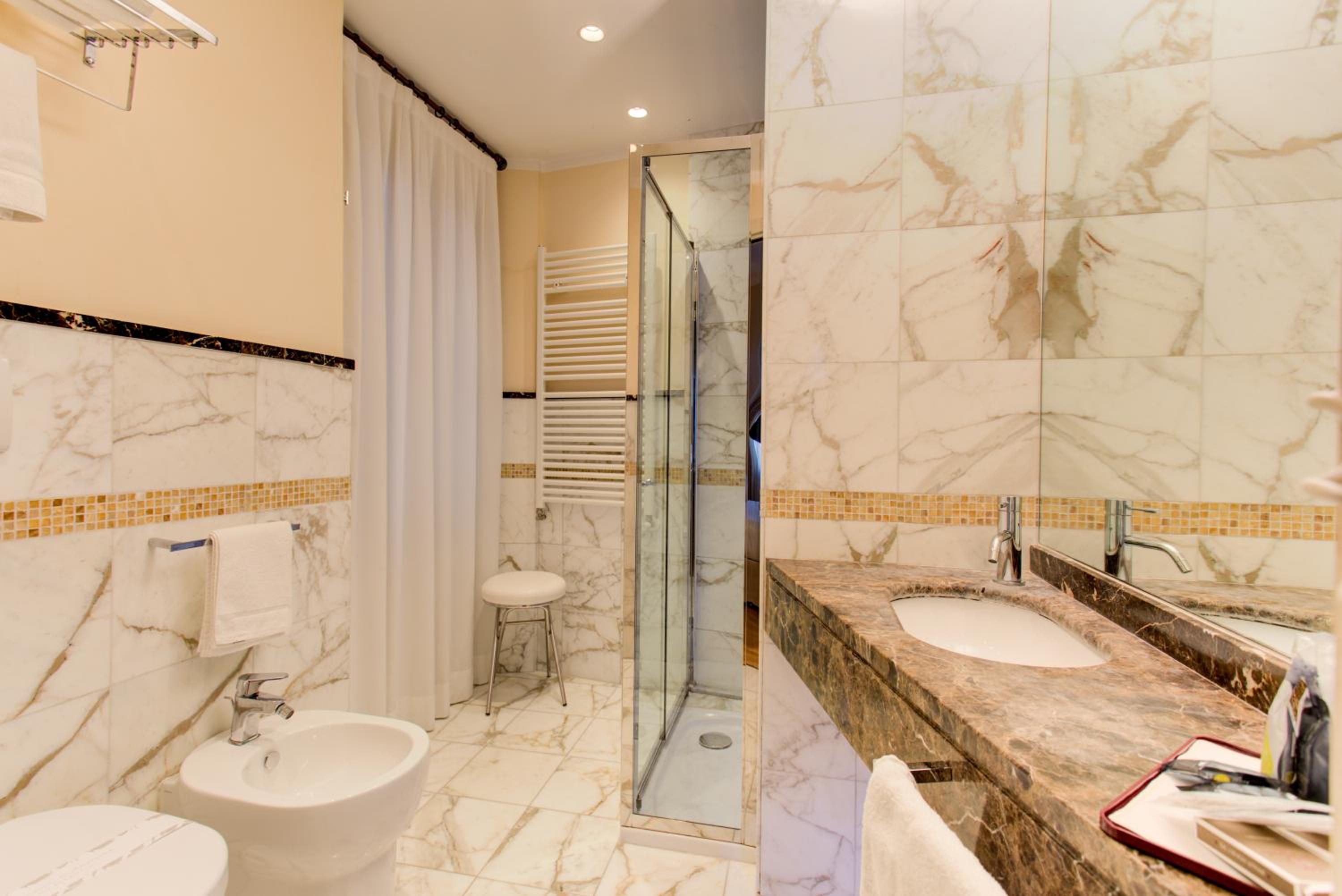 Deluxe Double Room with Spa Access - Photo 10