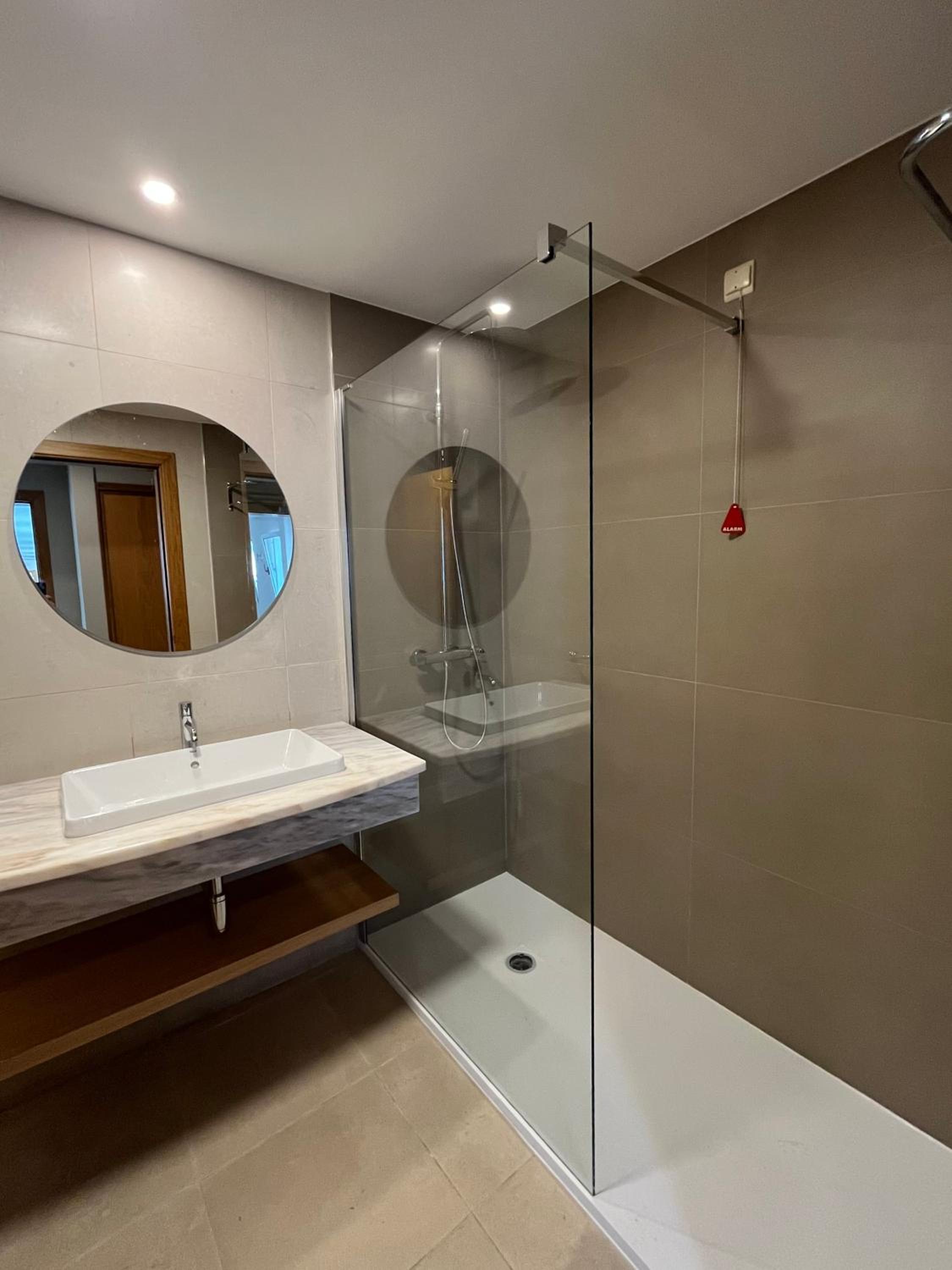 Double or Twin Room with Side Sea View - Photo 10