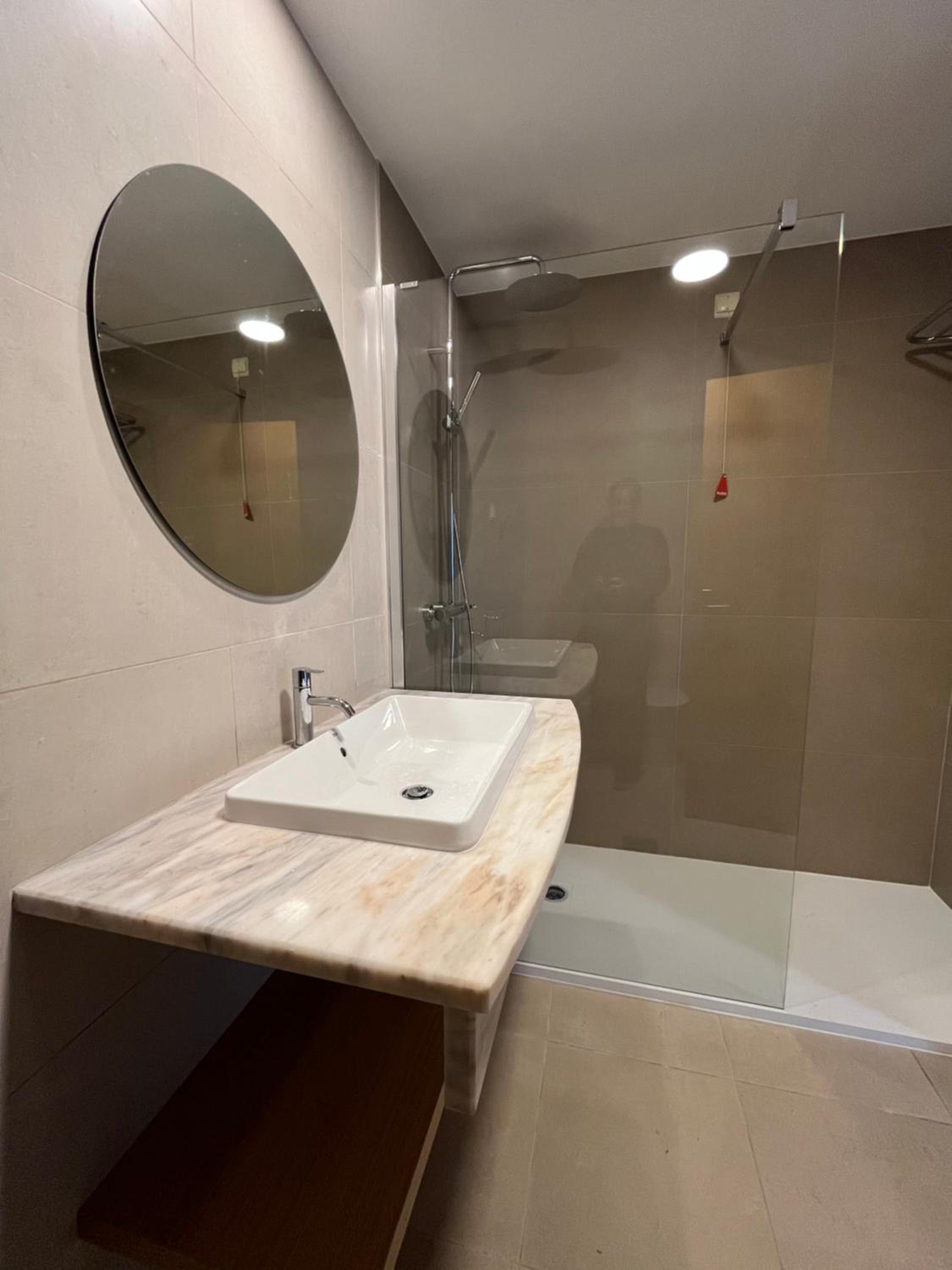 Double or Twin Room with Side Sea View - Photo 16