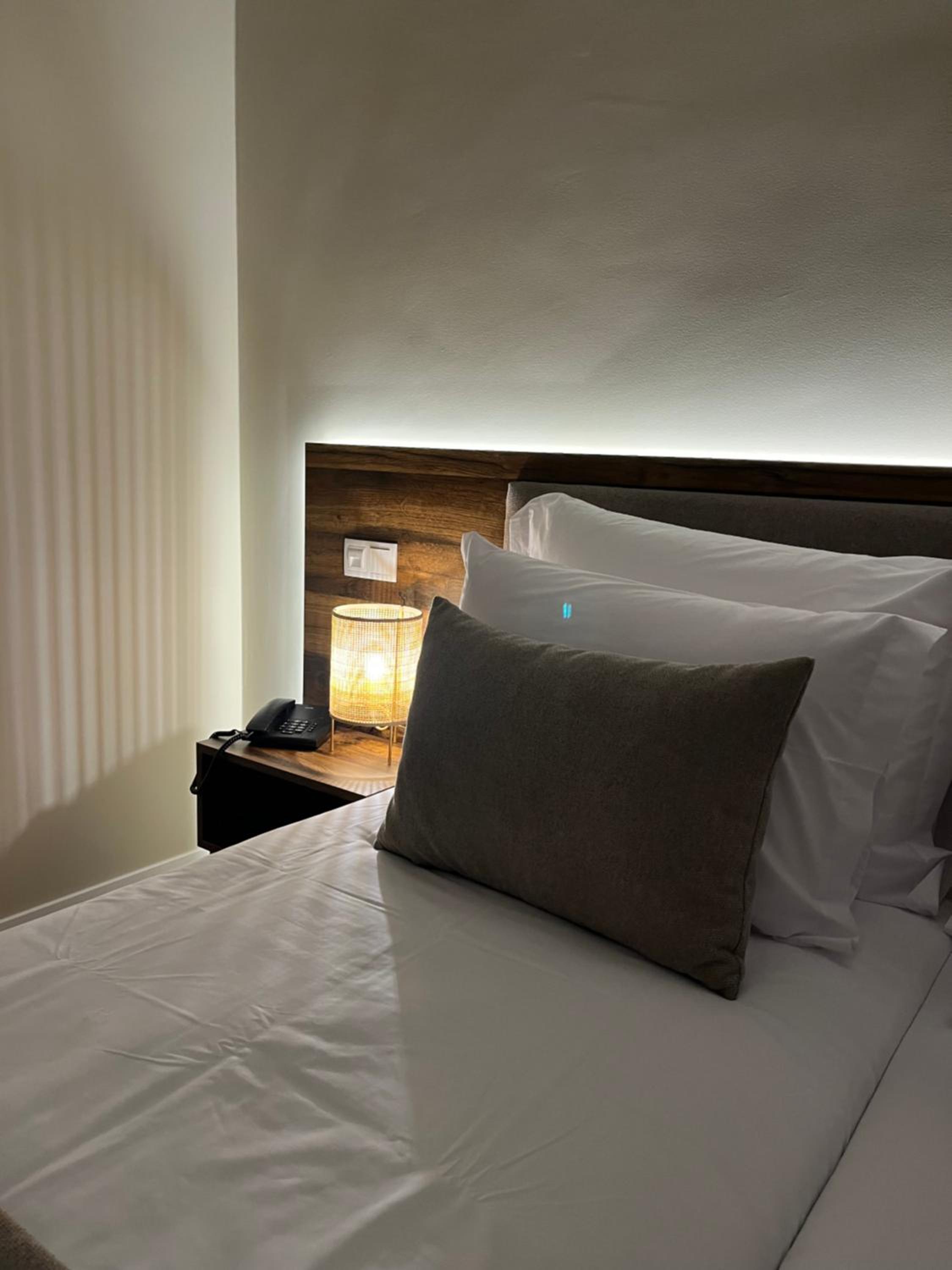 Double or Twin Room with Side Sea View - Photo 18