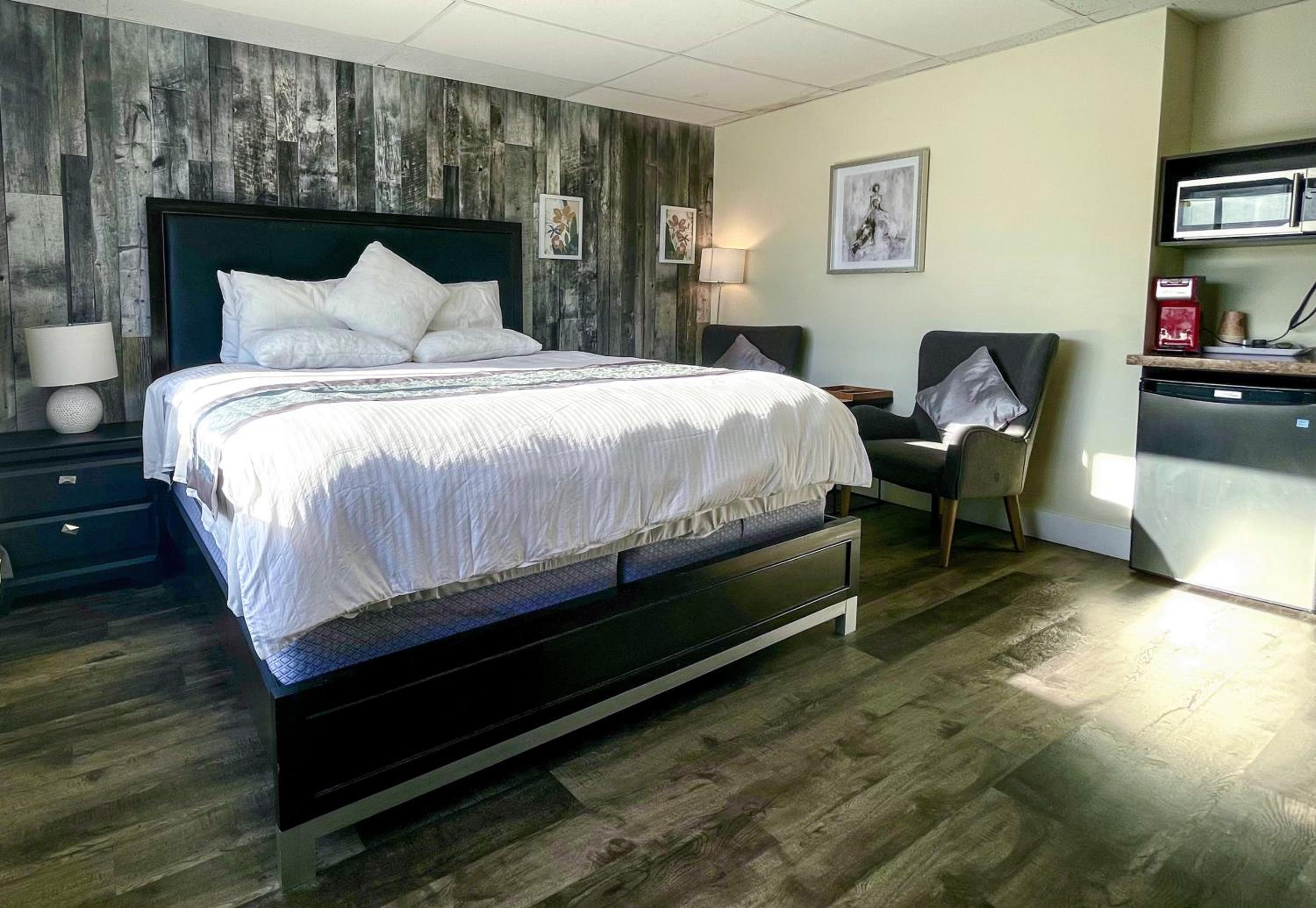 Deluxe King Suite - Photo 2