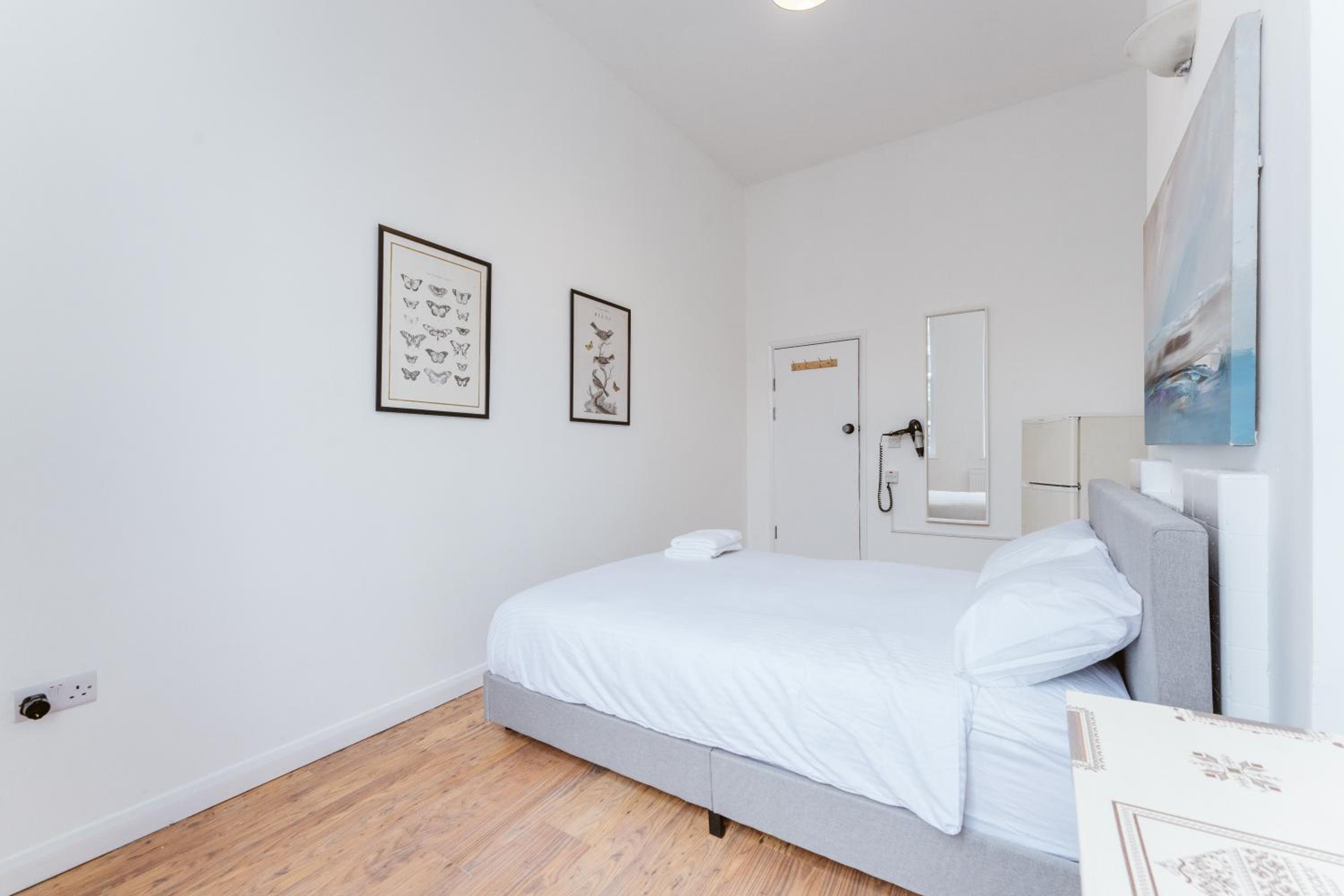 Deluxe Double Room with Shared Bathroom (Room 1) photo 2