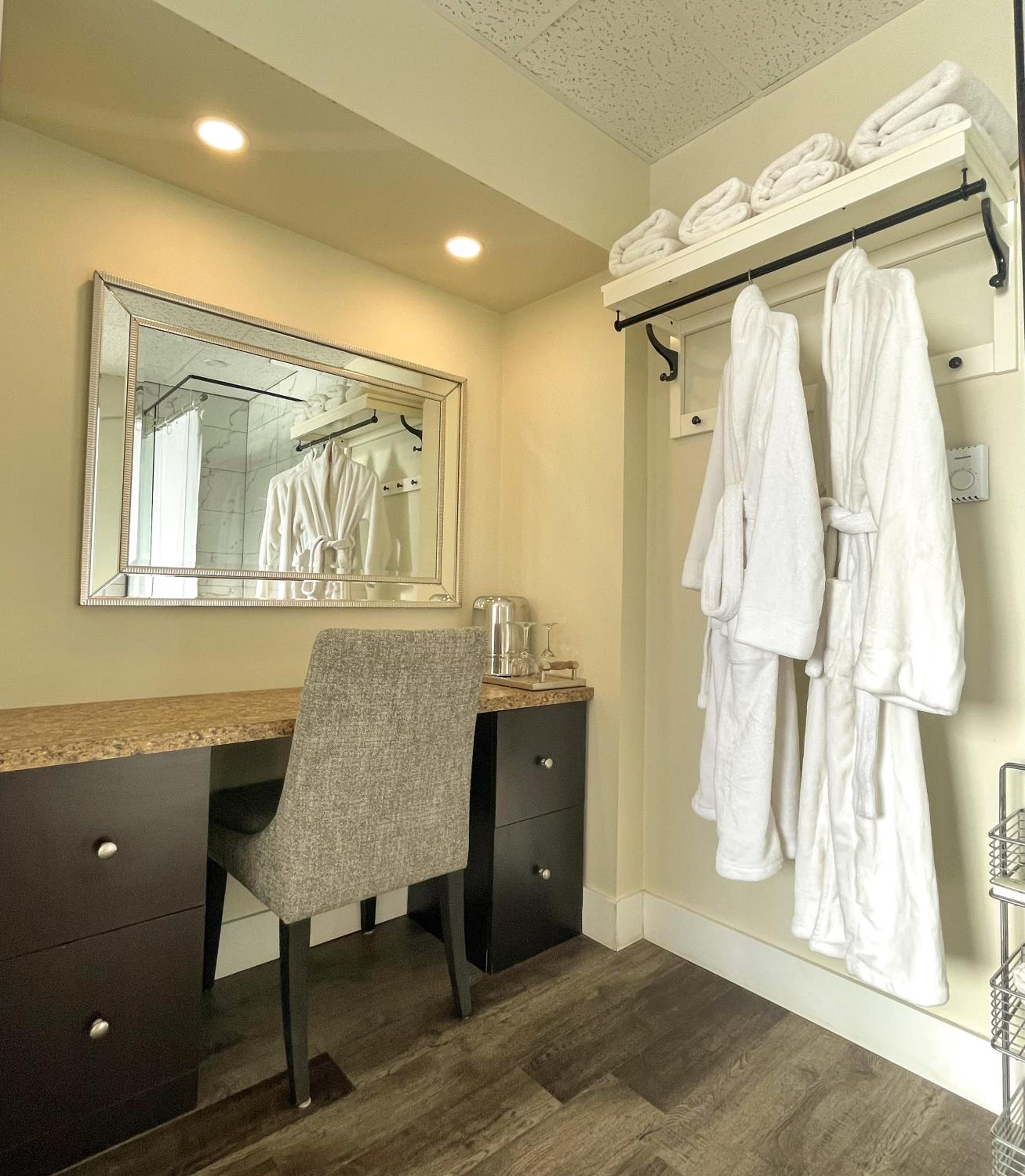 Deluxe King Suite - Photo 1