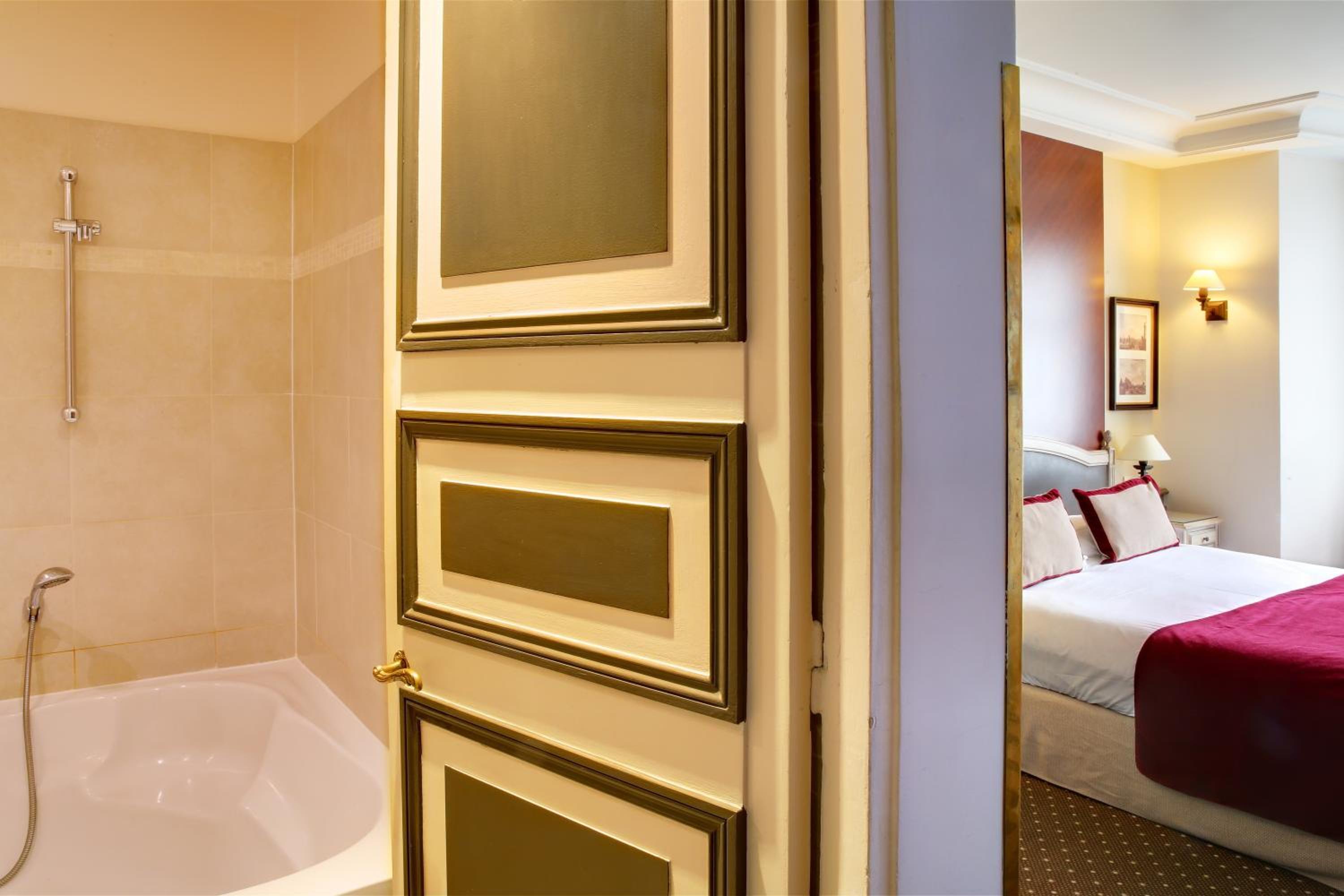 Superior Twin Room thumbnail 6