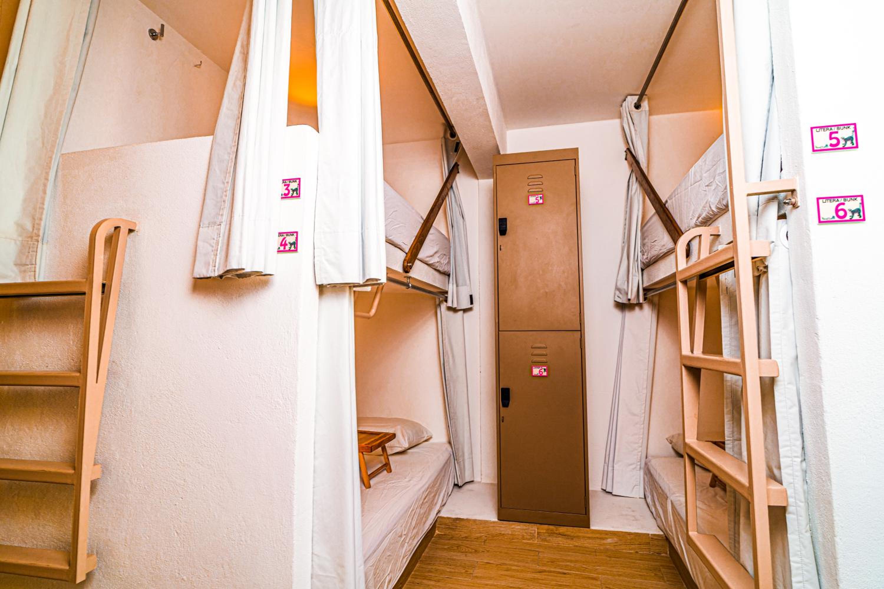 Lit dans Dortoir pour Femmes de 6 Lits