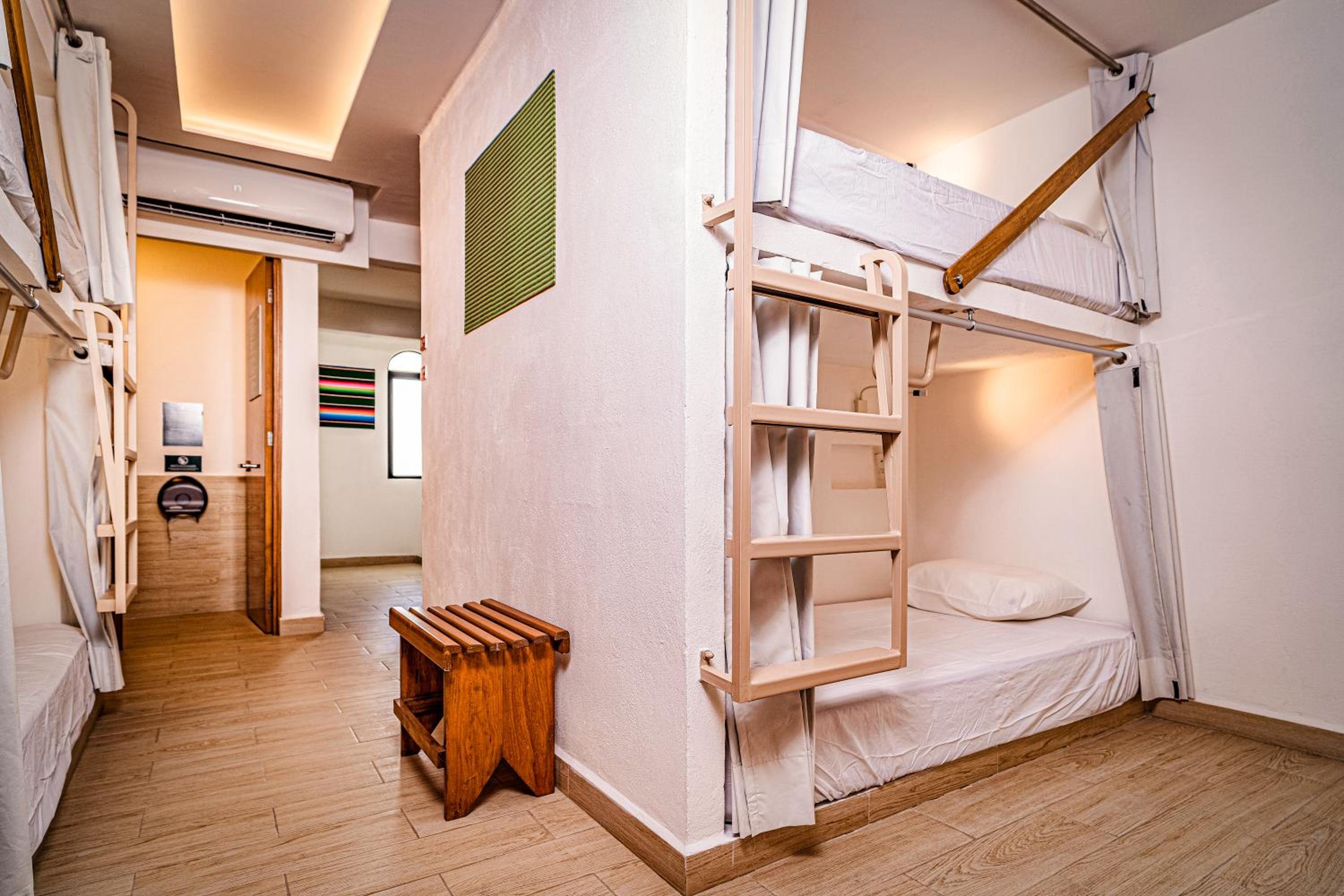 Lit Simple dans Dortoir pour Femmes