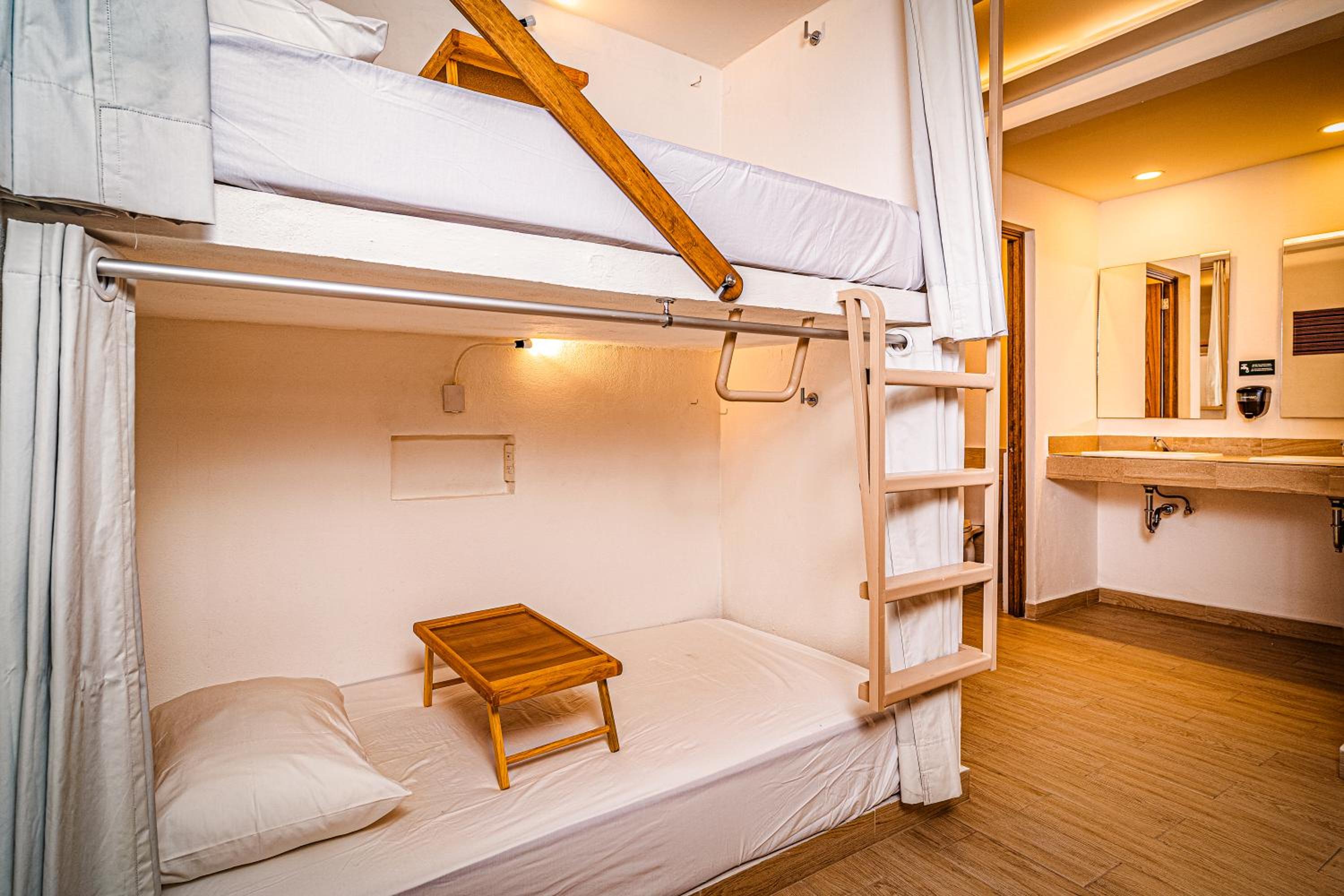 Lit Simple dans Dortoir Mixte