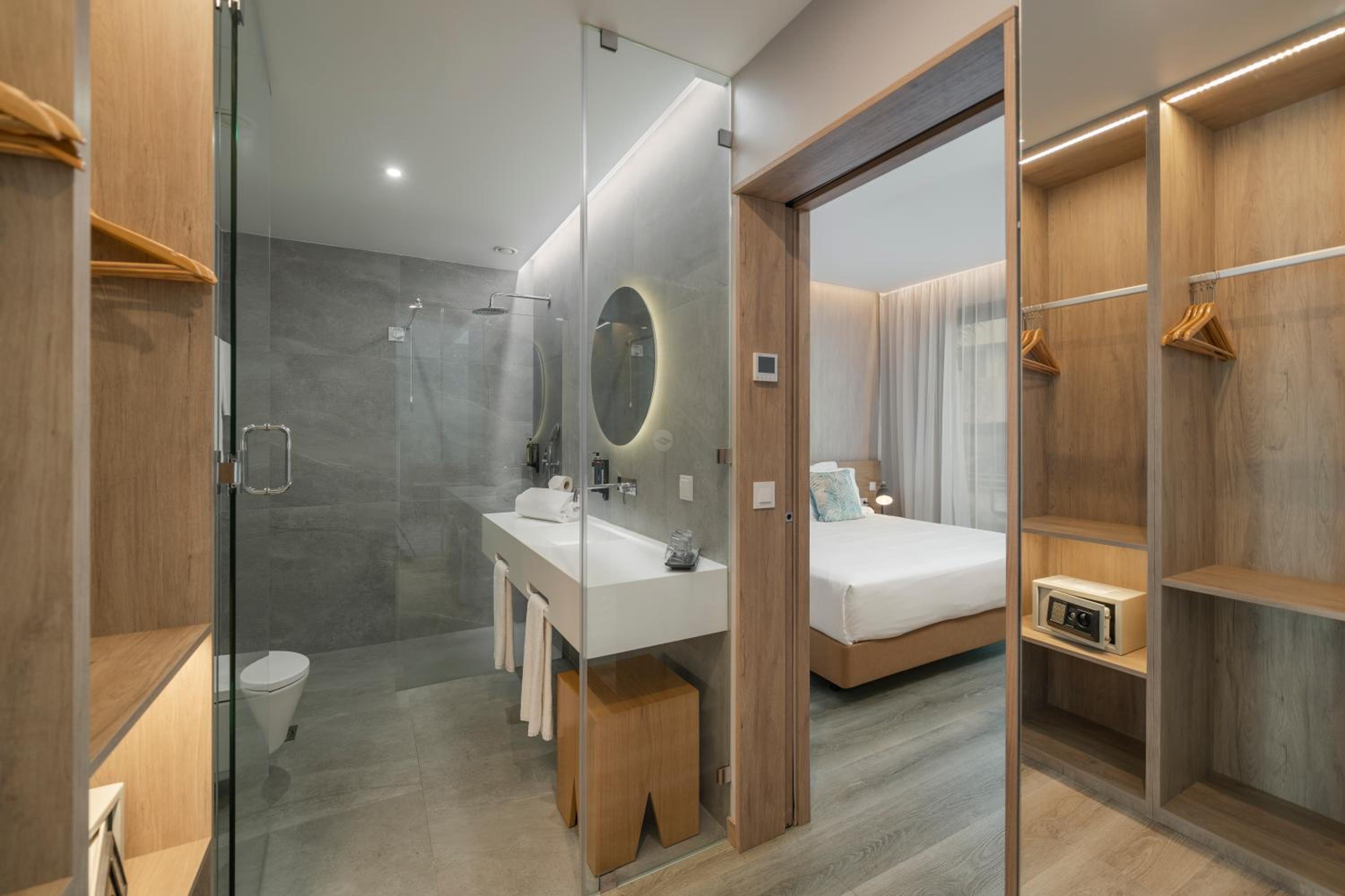 Deluxe Twin Room with Side Sea View - Photo 8