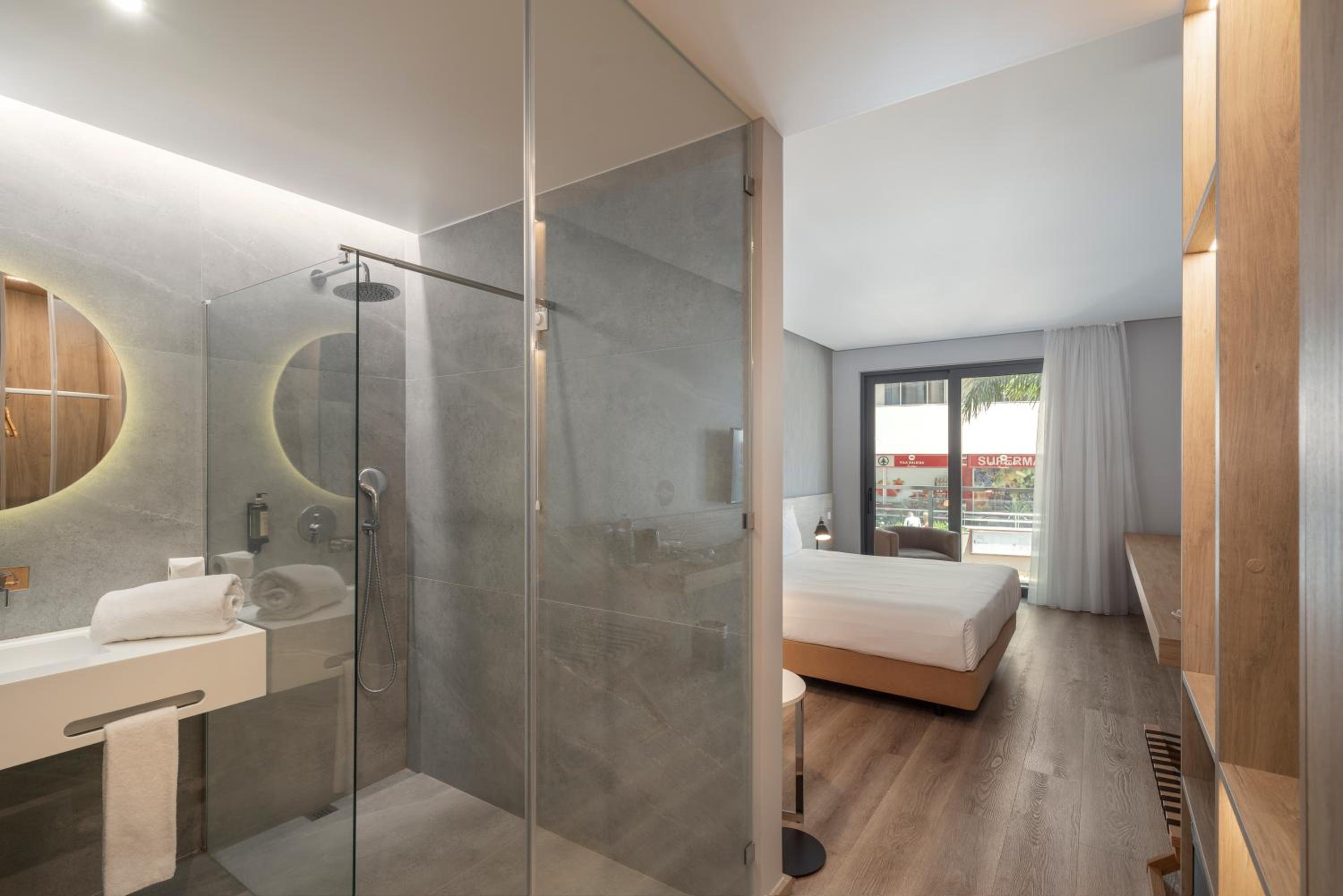 Deluxe Twin Room with Side Sea View - Photo 9