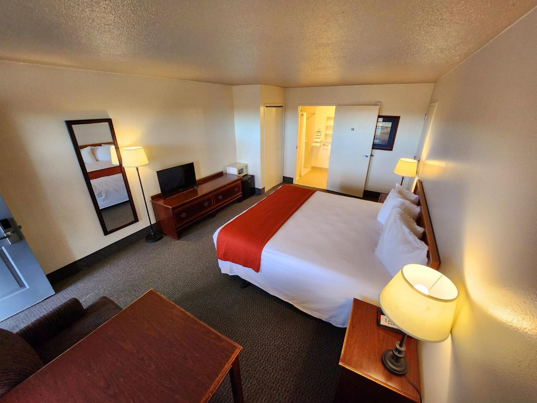  King Room - Non-Smoking  photo 2