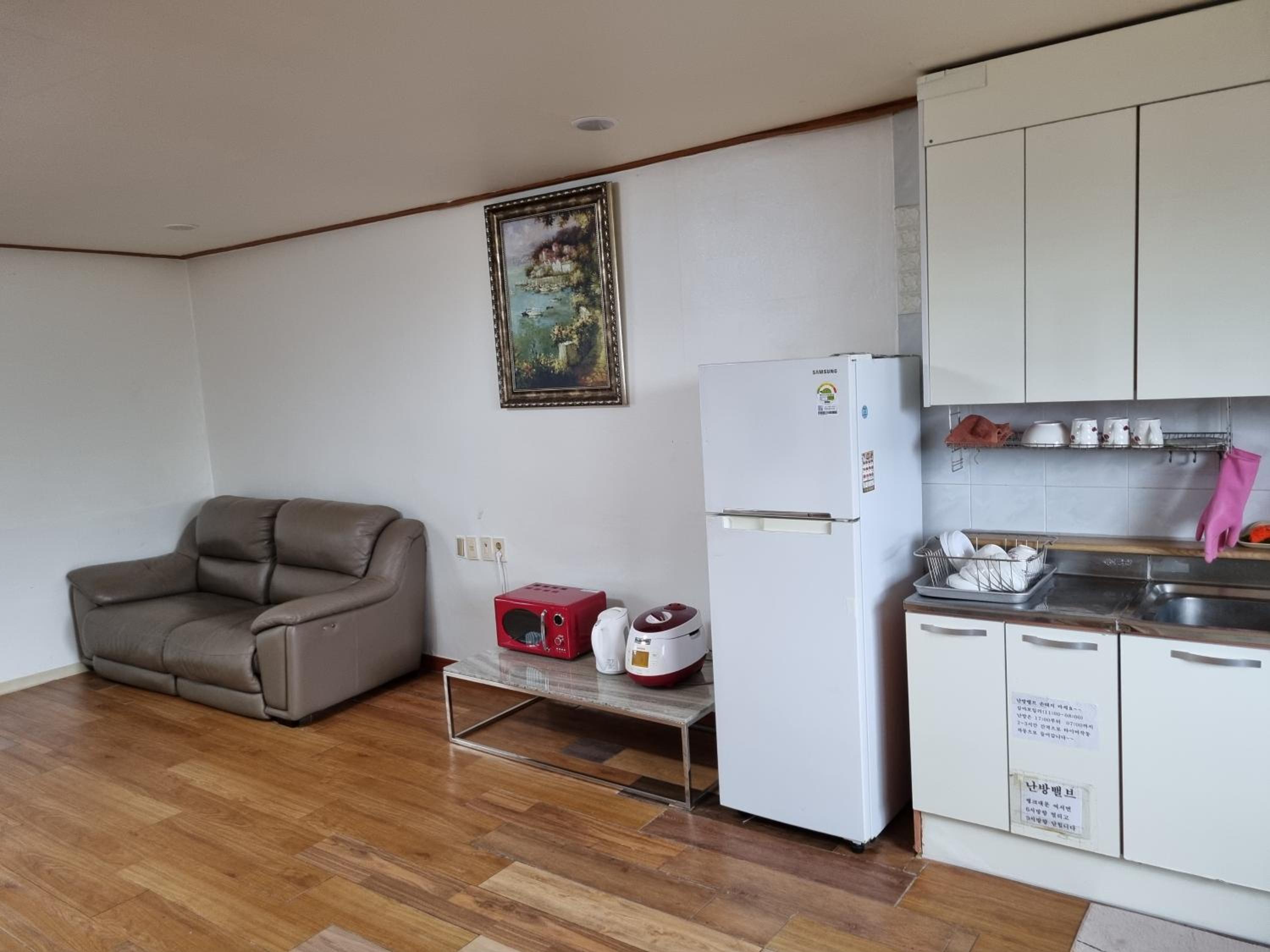 One-Bedroom House - Photo 6