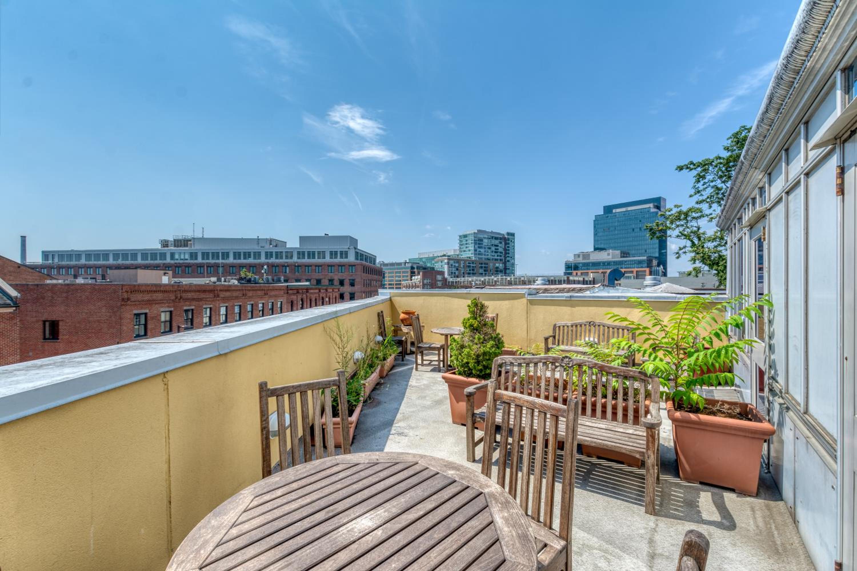 King Room With Balcony - Non-Smoking