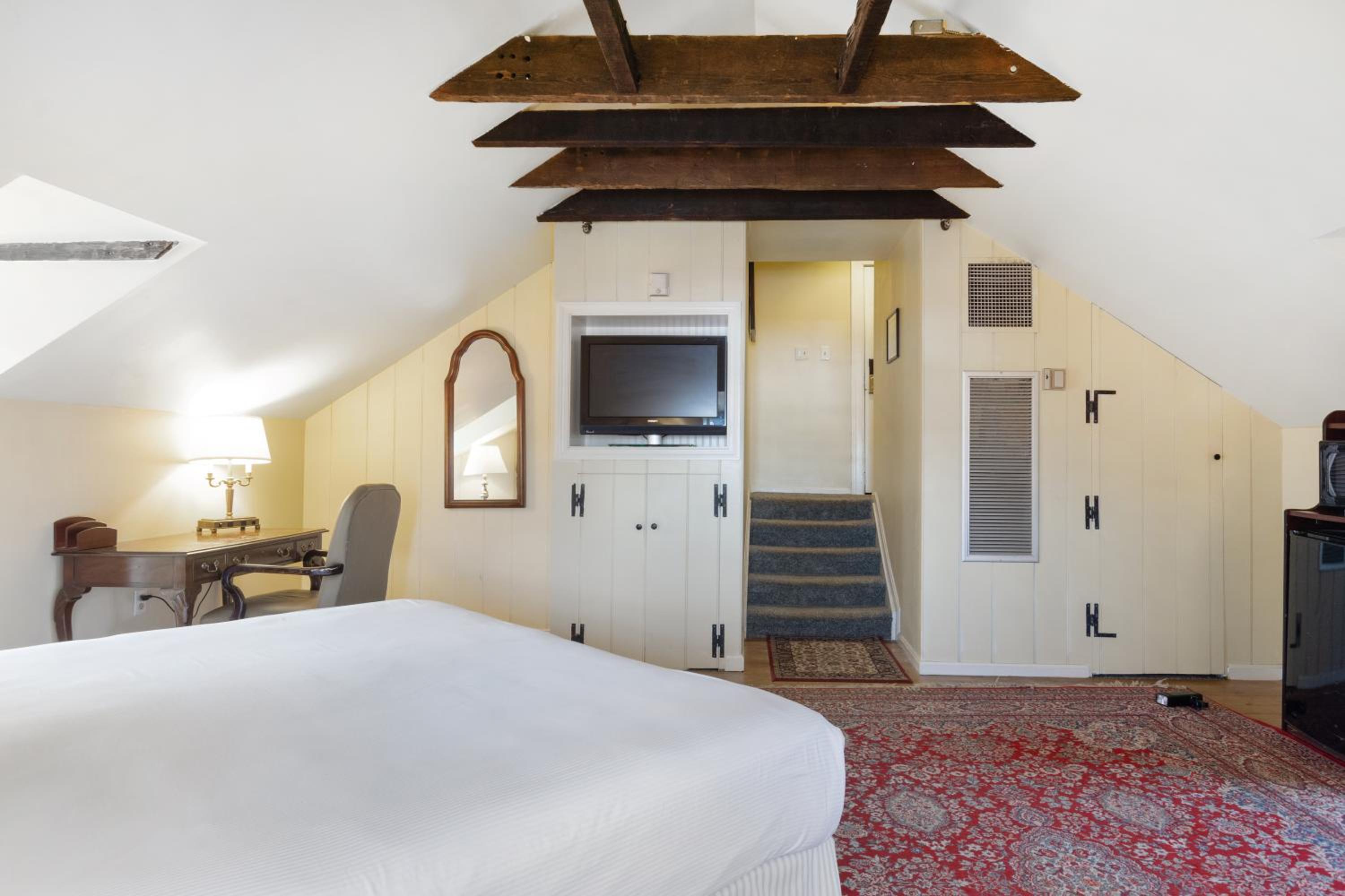Superior King Room With Cathedral Ceiling - Non- Smoking