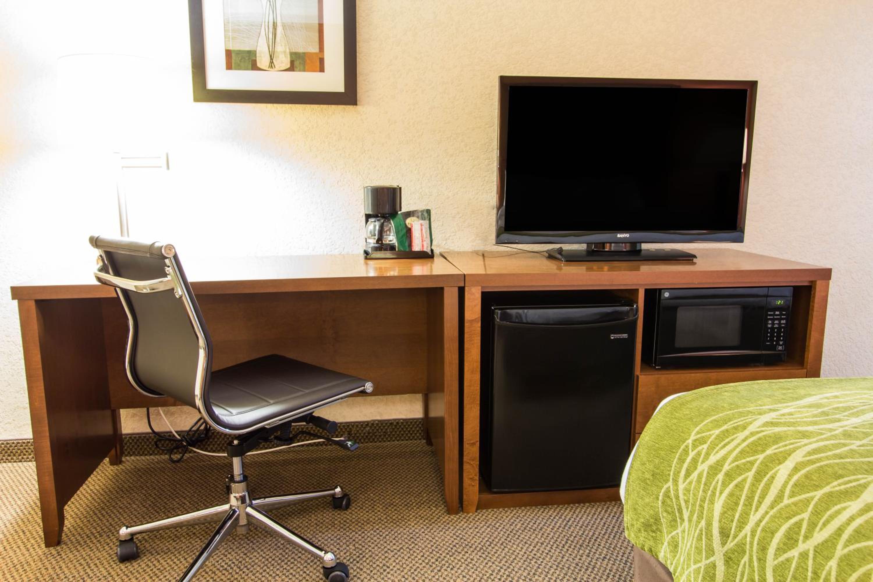 King Room - Non-Smoking/Top Floor - Photo 4