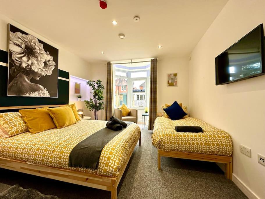 Eight-Bedroom House photo 3