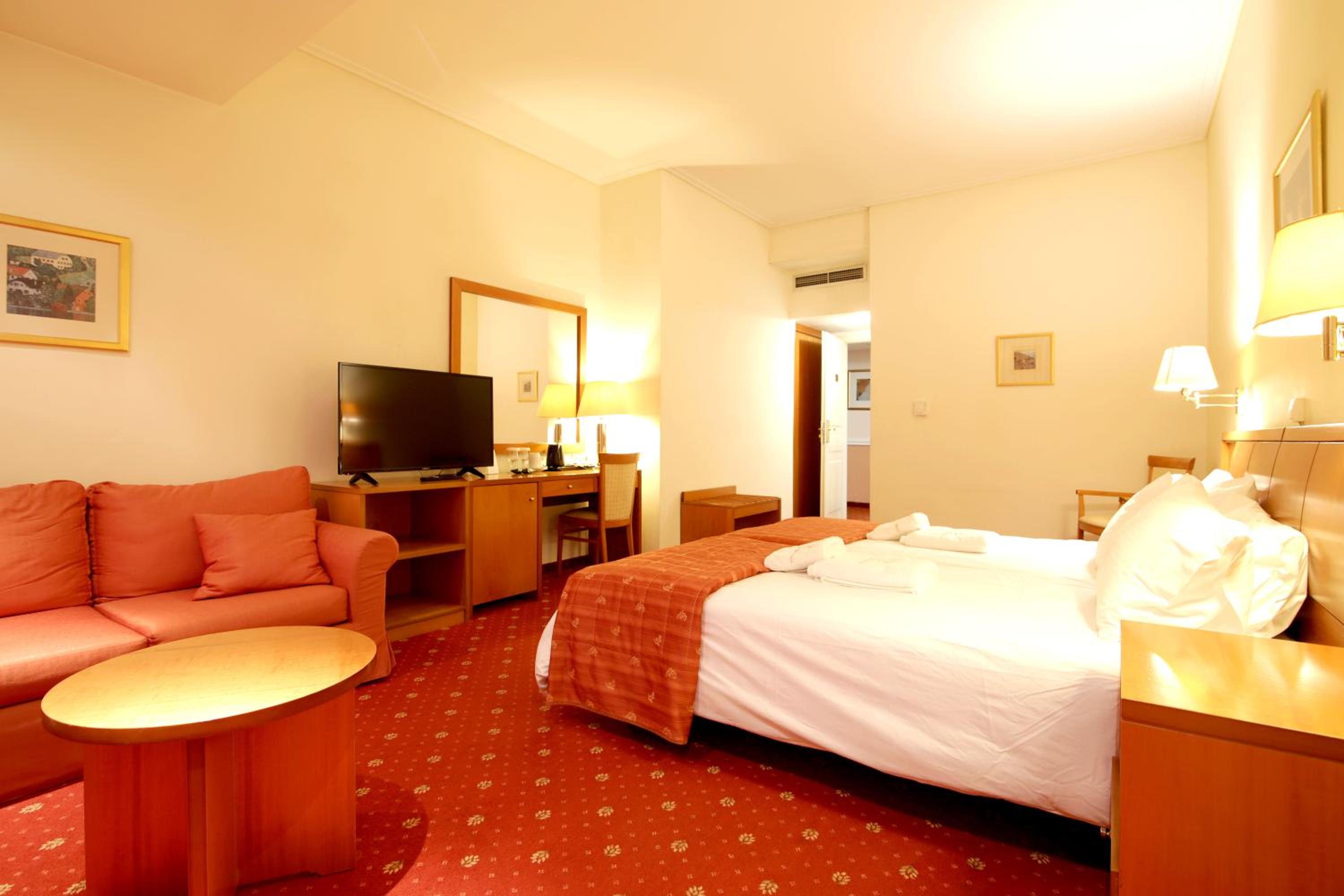 Deluxe Family Room