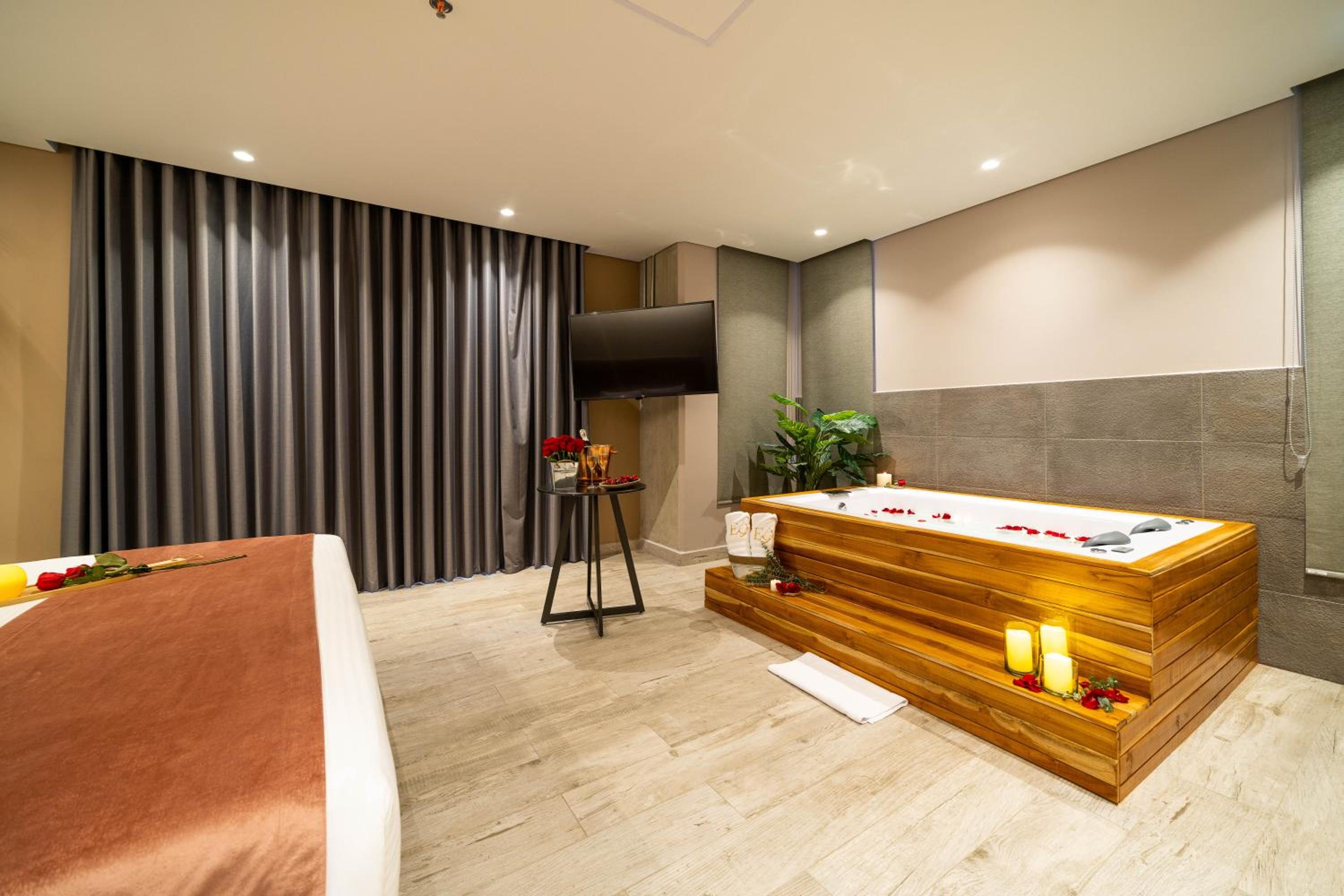 Suite with Hot Tub - Photo 20