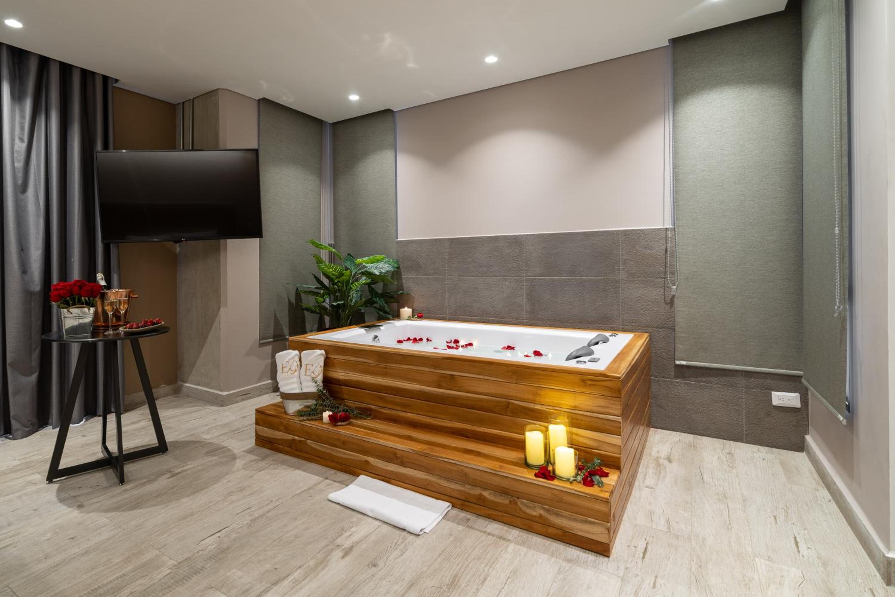 Suite with Hot Tub - Photo 3