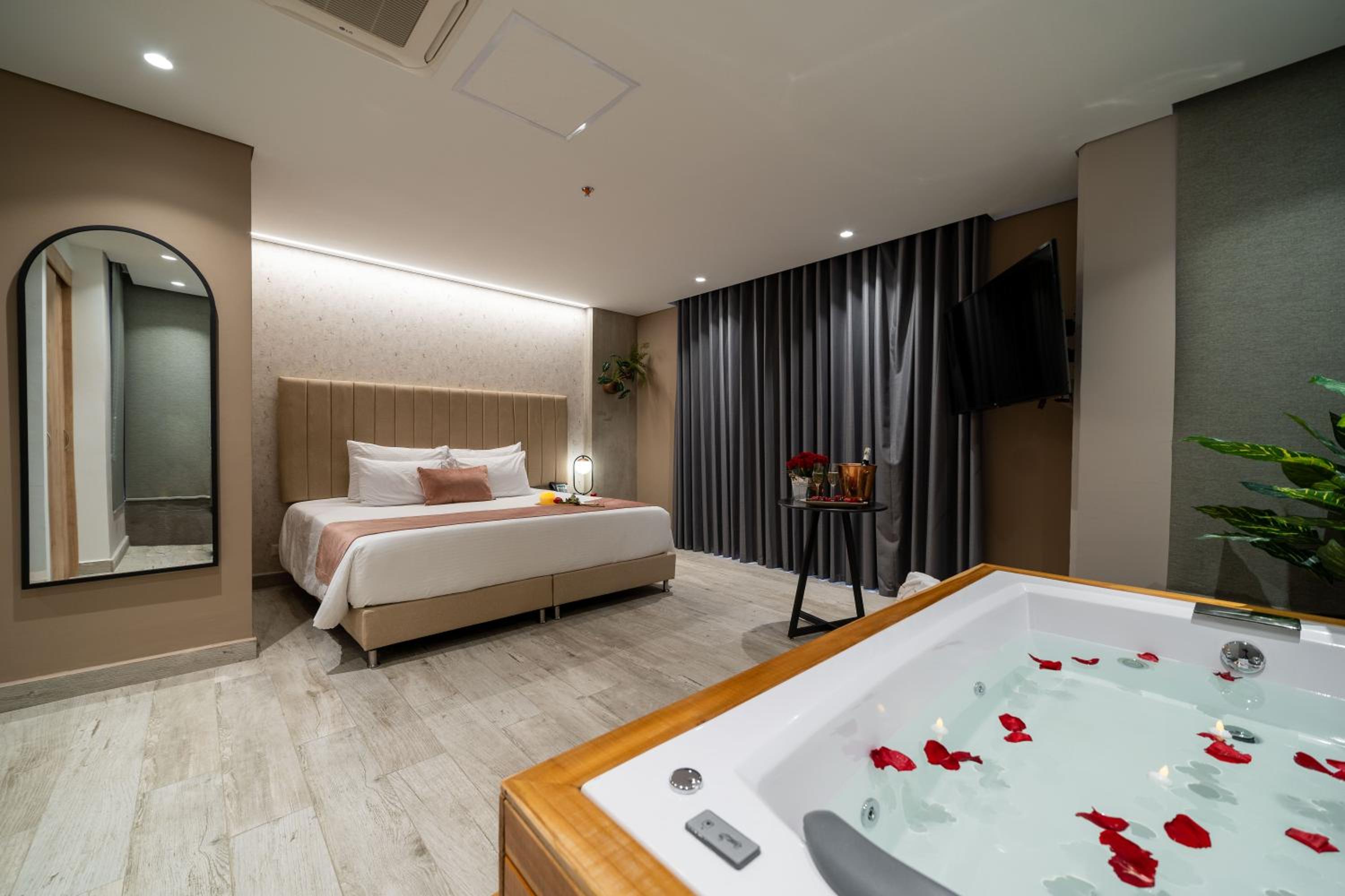 Suite with Hot Tub - Photo 30
