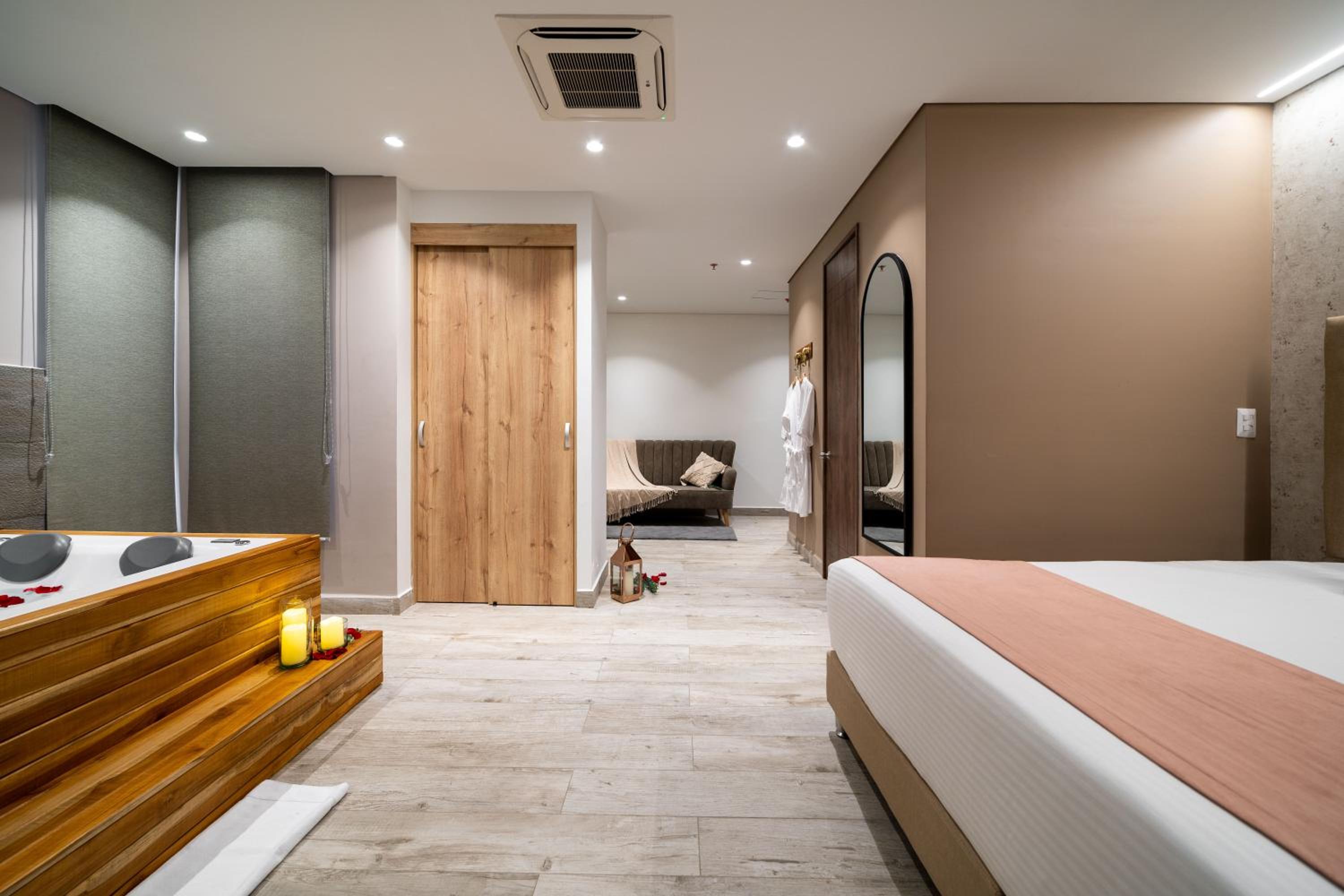 Suite with Hot Tub - Photo 25
