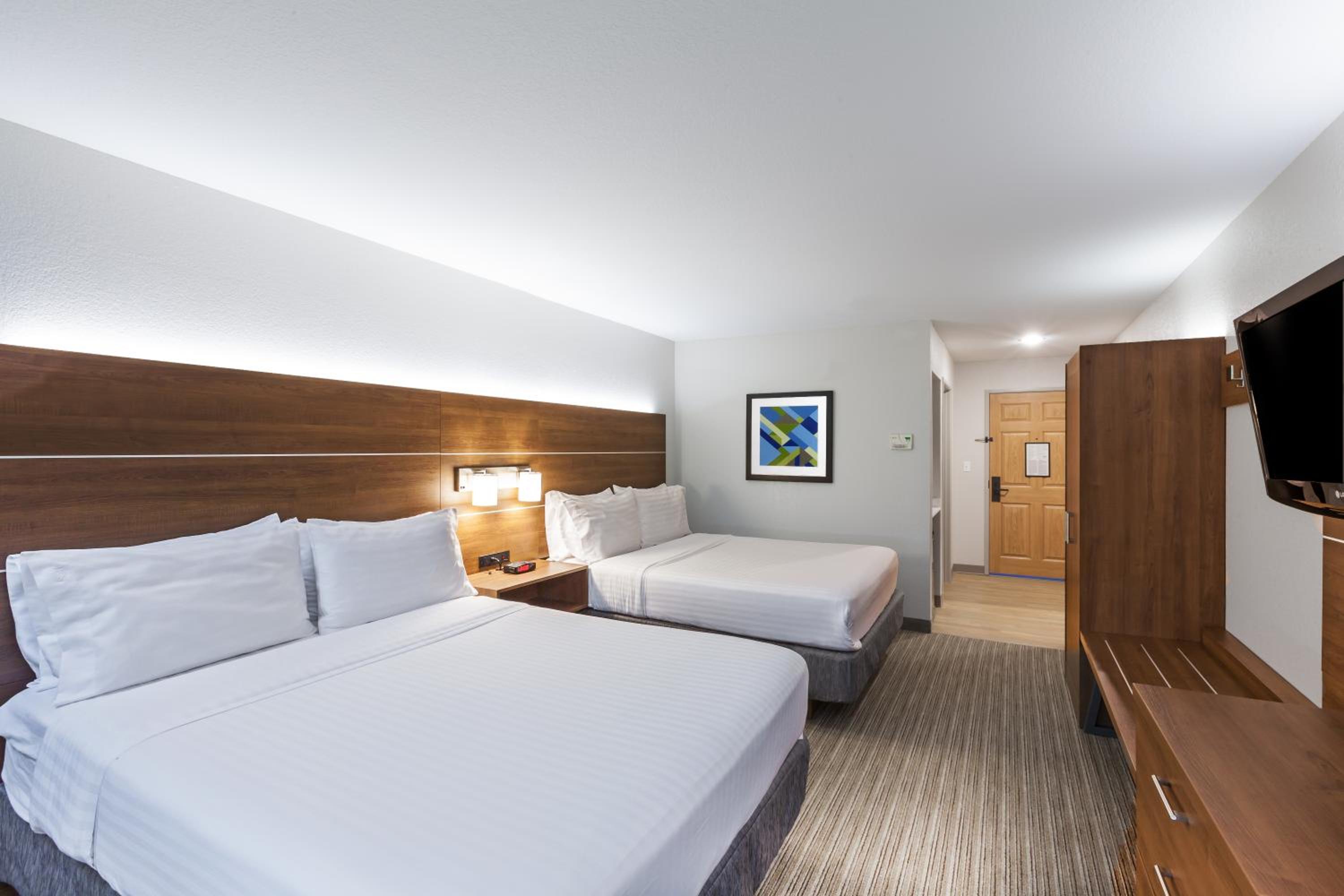 Standard Room with Two Queen Beds - Photo 4