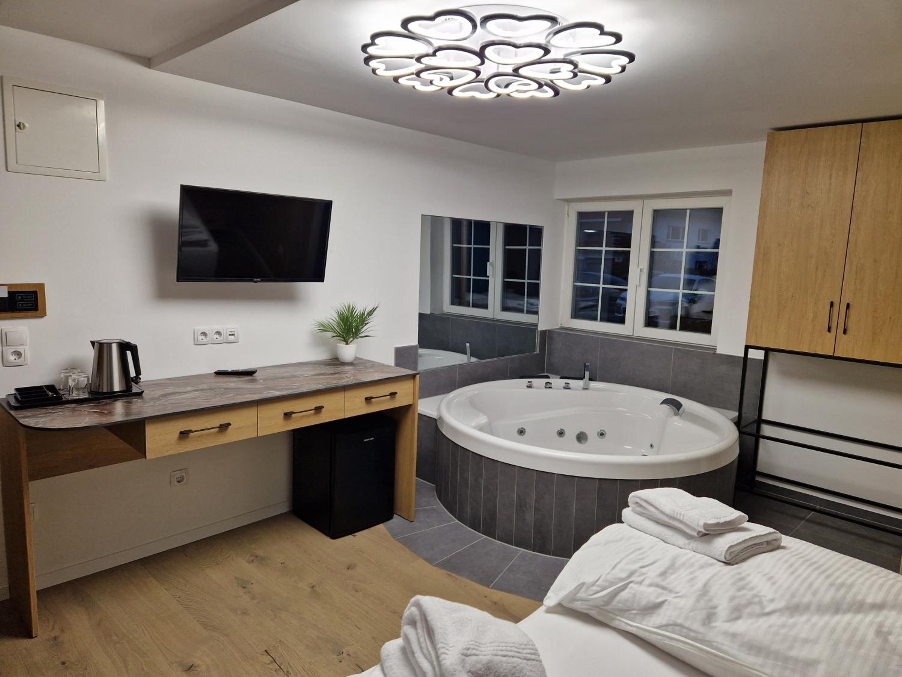 Double Room with Spa Bath photo 1