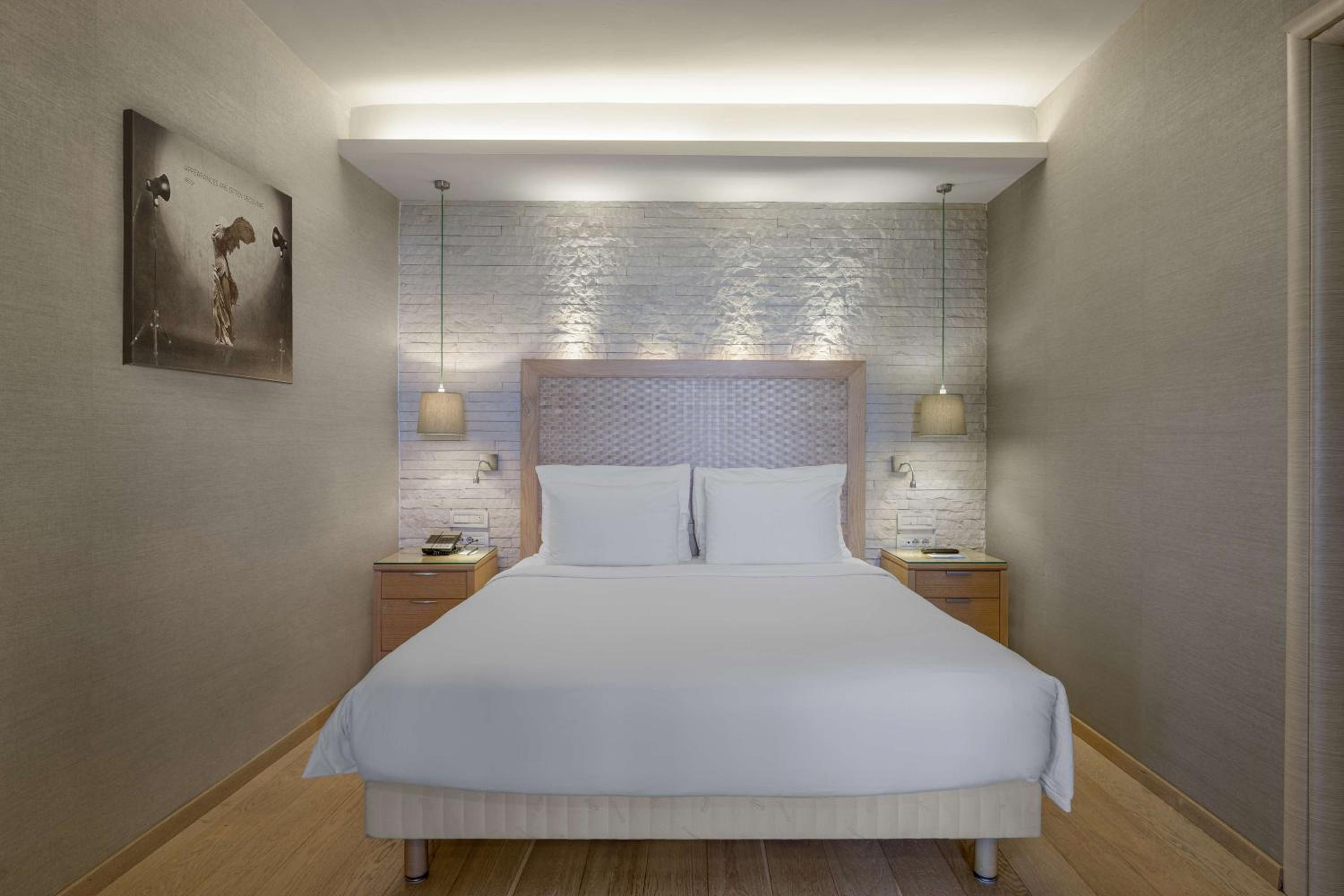 Bed & Sleeping Area