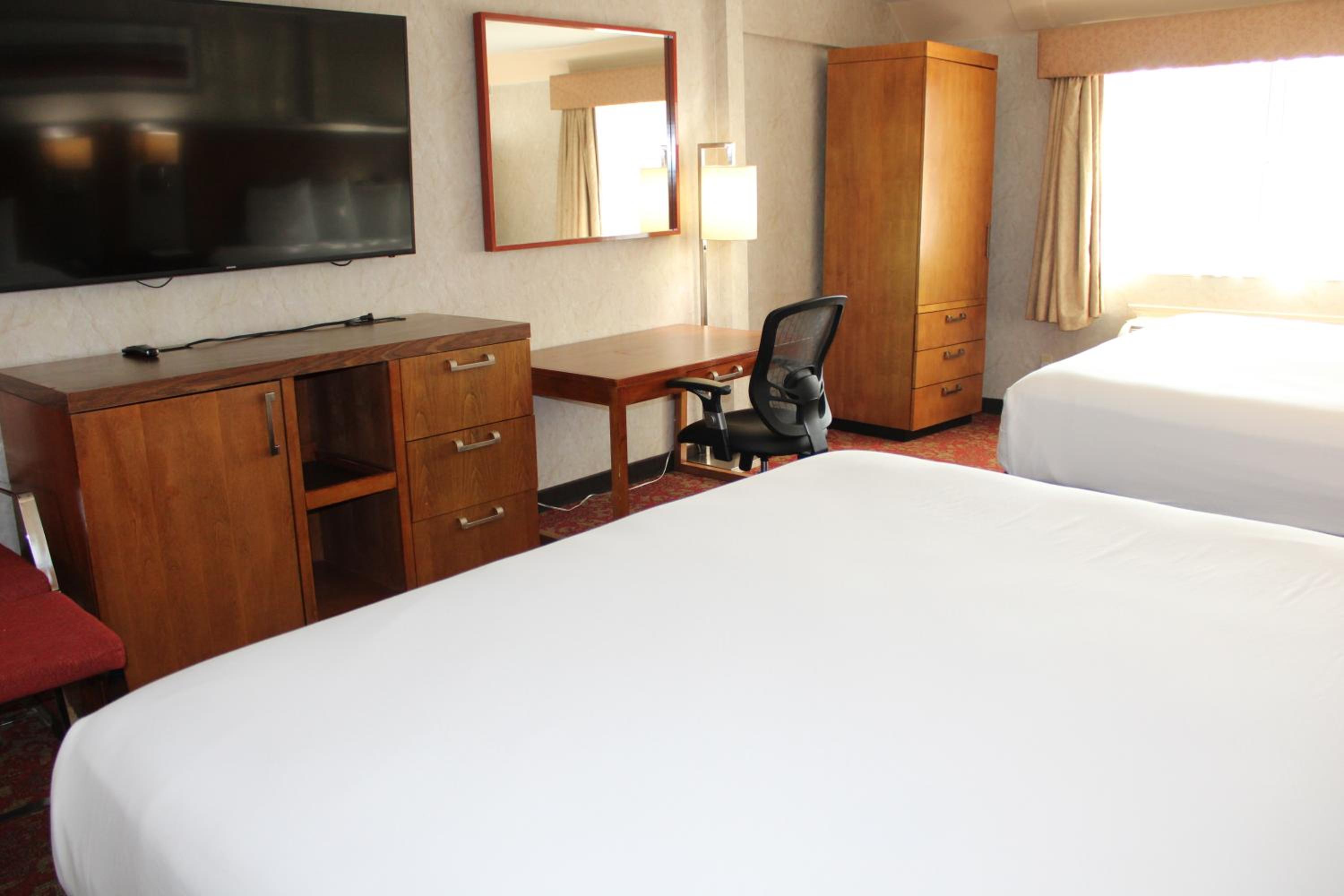 Family Room With Three Queen Beds - Non Smoking photo 1