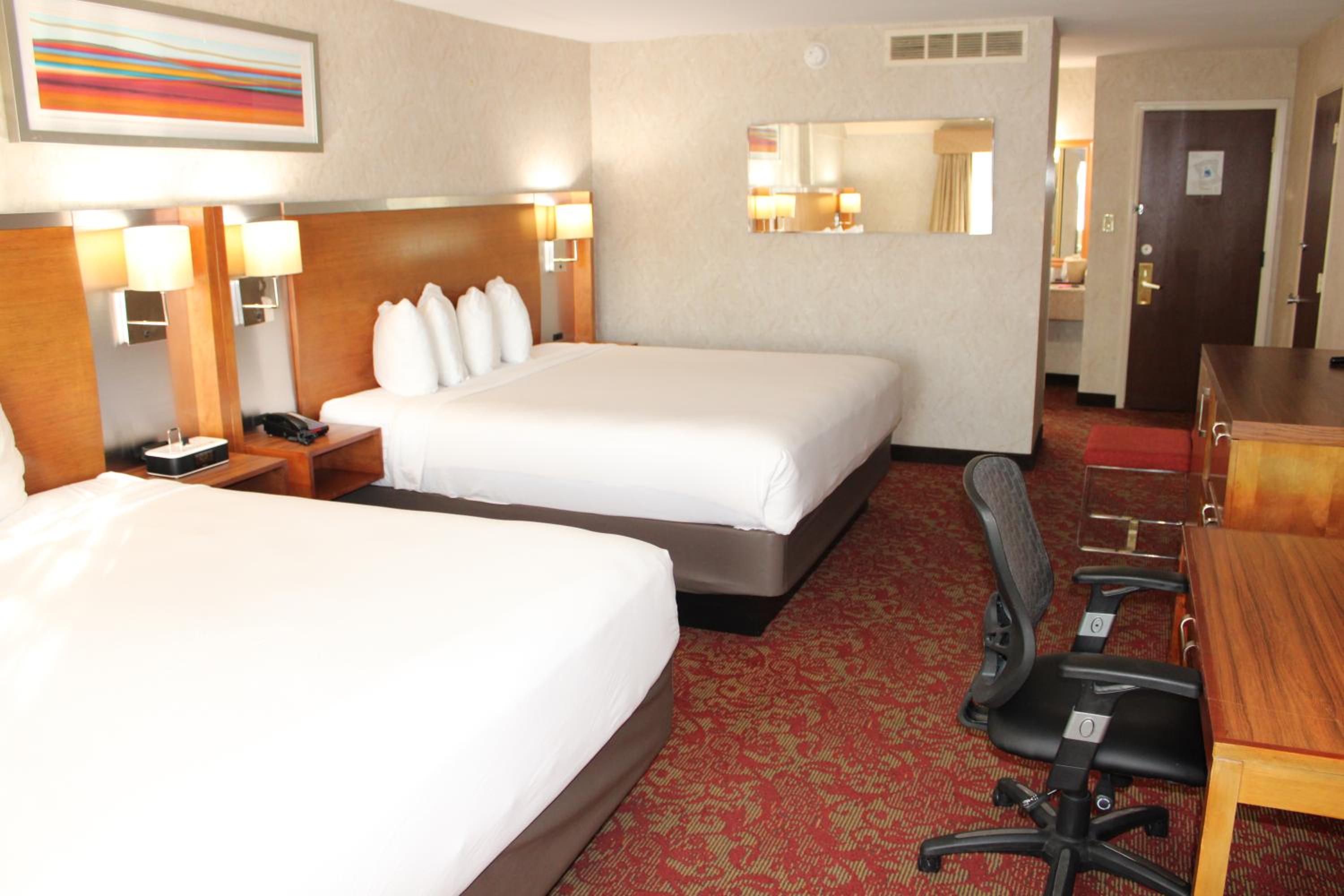 Family Room With Three Queen Beds - Non Smoking photo 2