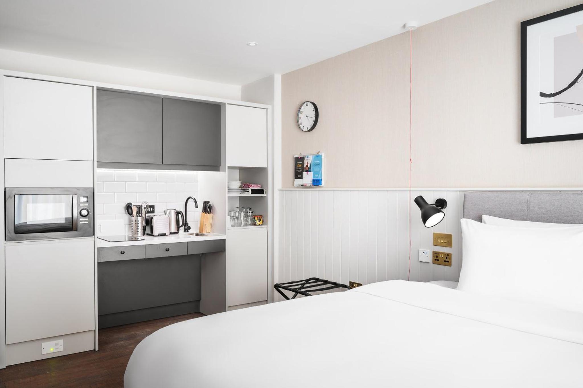 Studio Queen Suite - Accessible photo 1