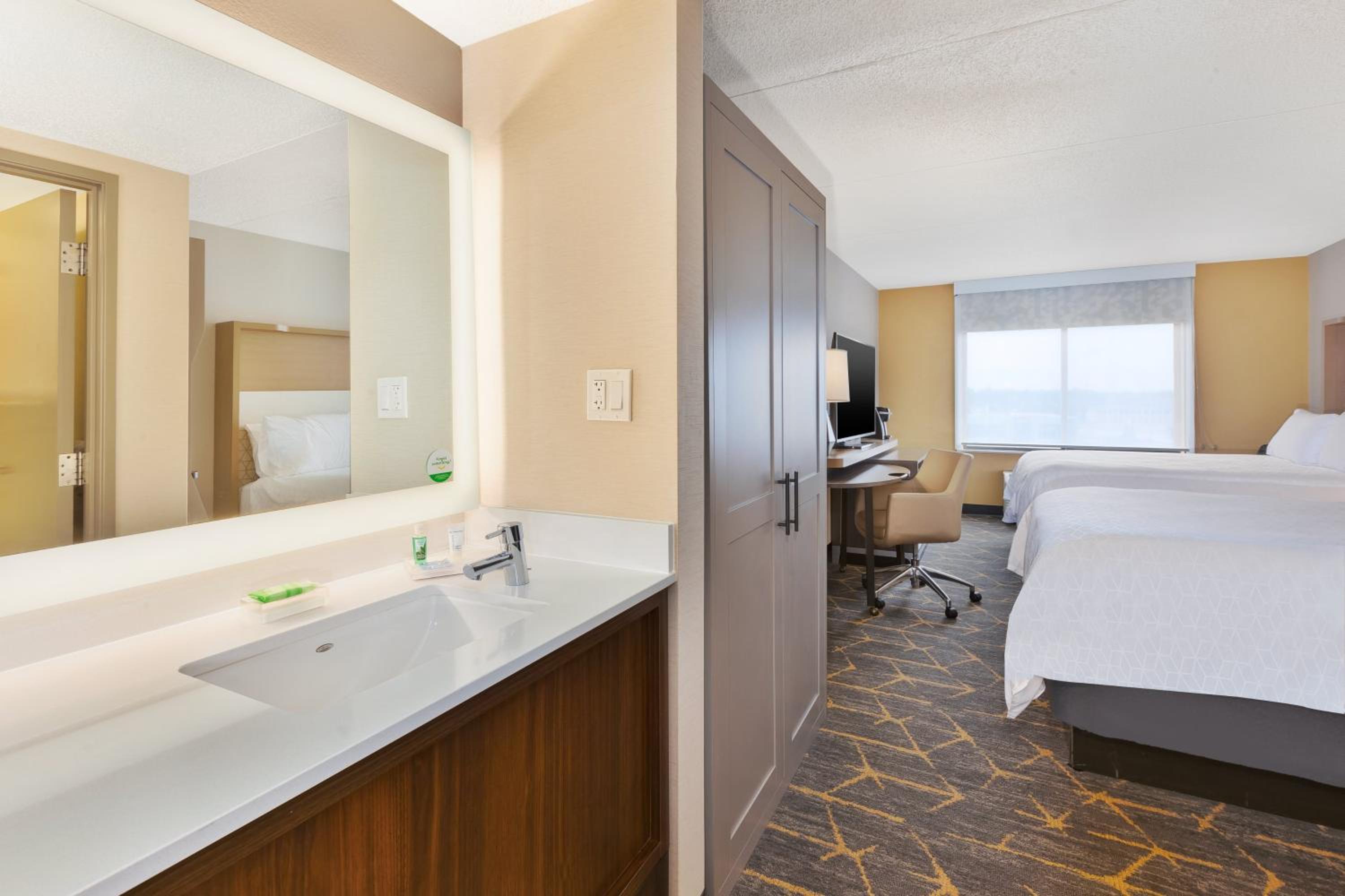 Standard Room with Two Queen Beds - Photo 8