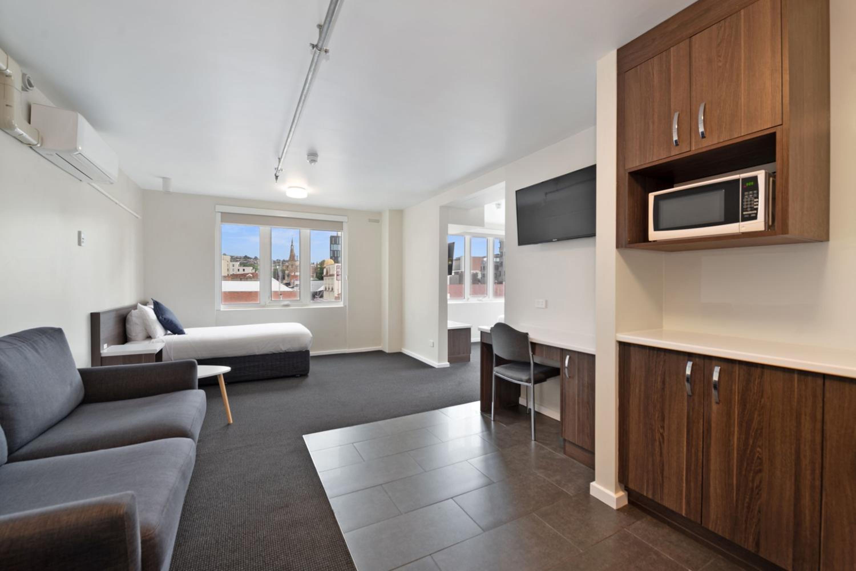 Suite - Photo 1