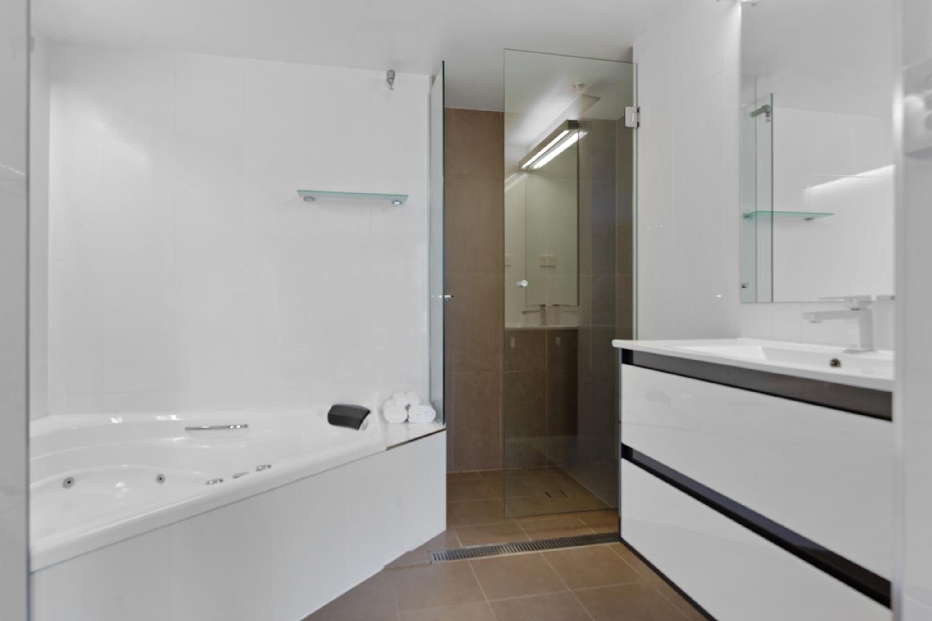 Suite with Spa Bath - Photo 2
