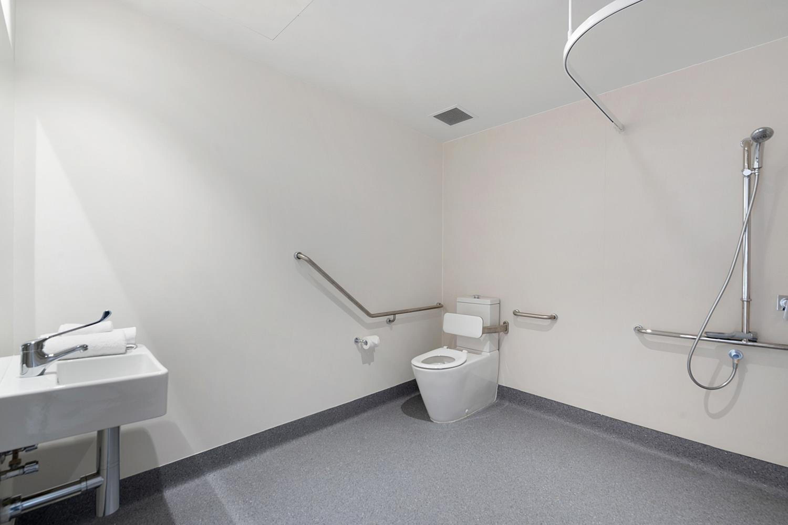 Queen Room - Disability Access - Photo 2