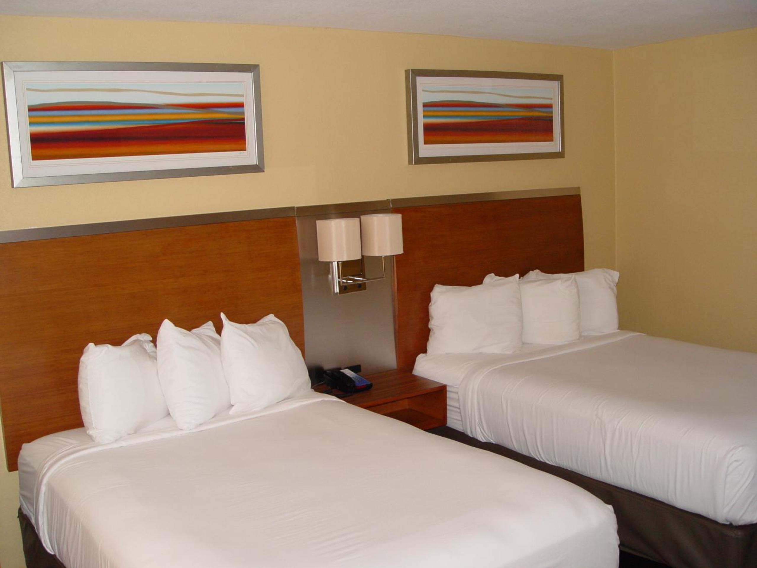 Family Room With Three Queen Beds - Non Smoking photo 3