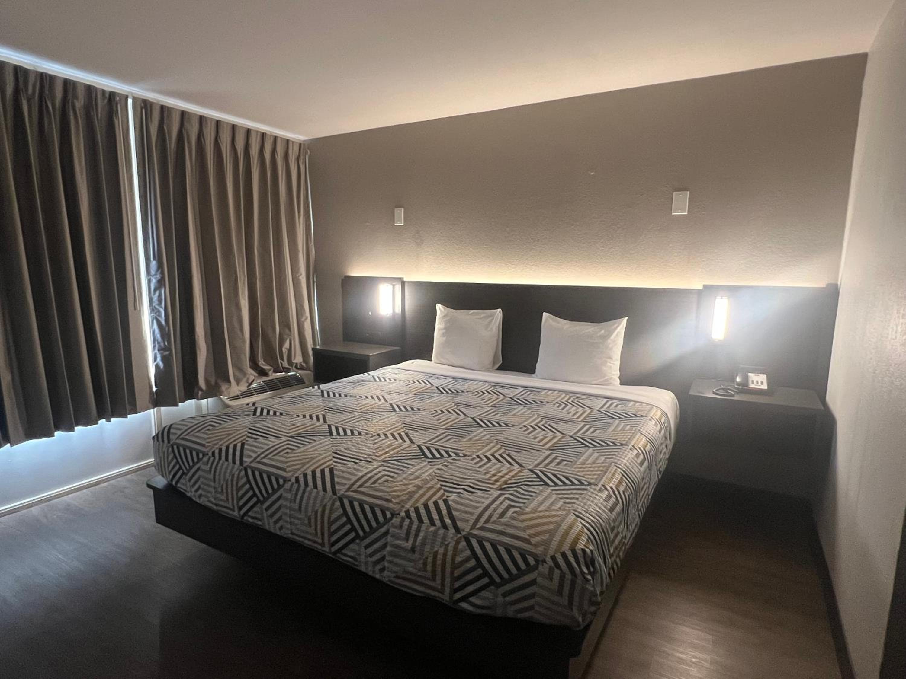 Deluxe King Room - Non-Smoking - Photo 7