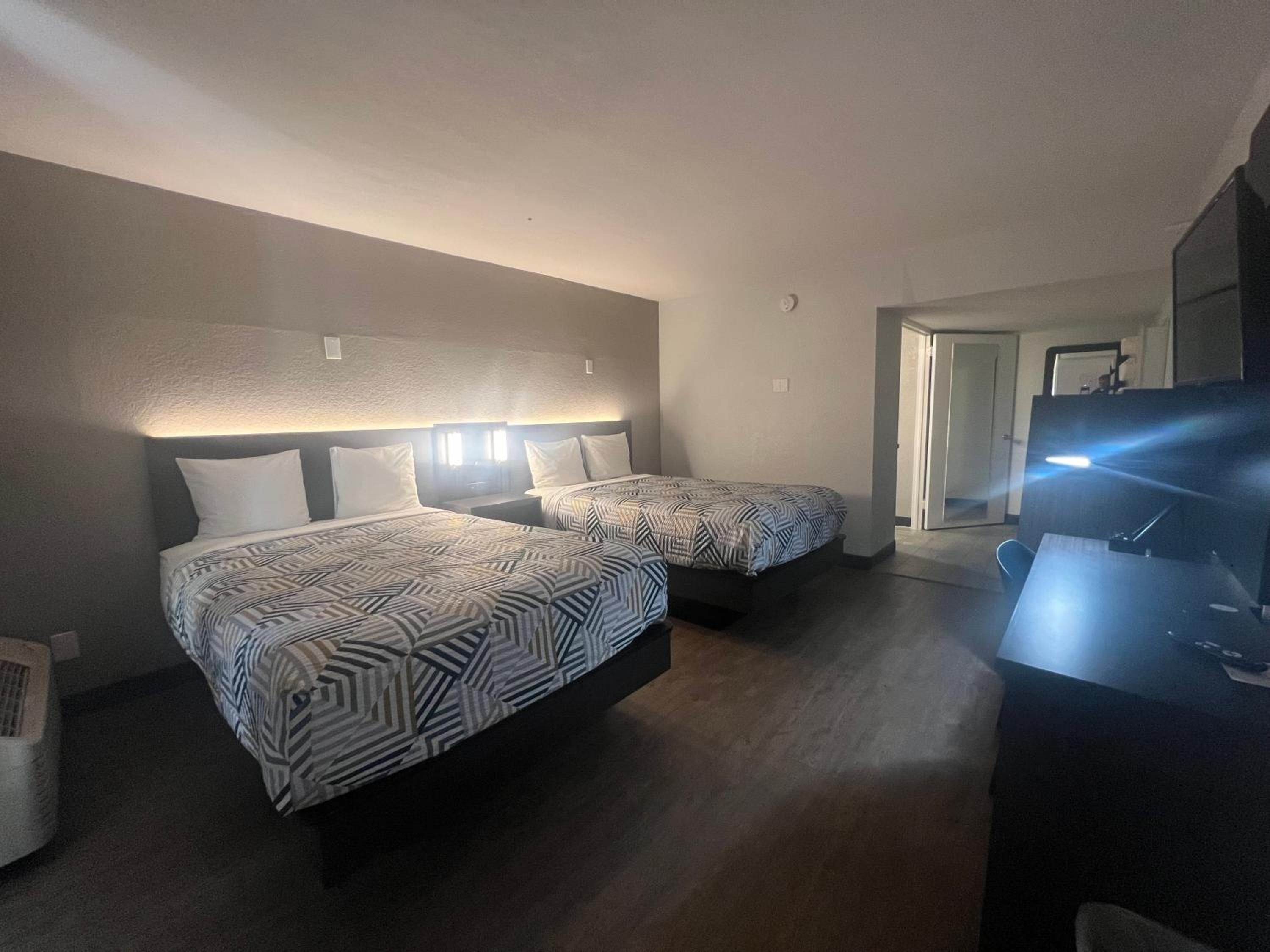 Quadruple Room - Disability Access - Non-Smoking - Photo 1