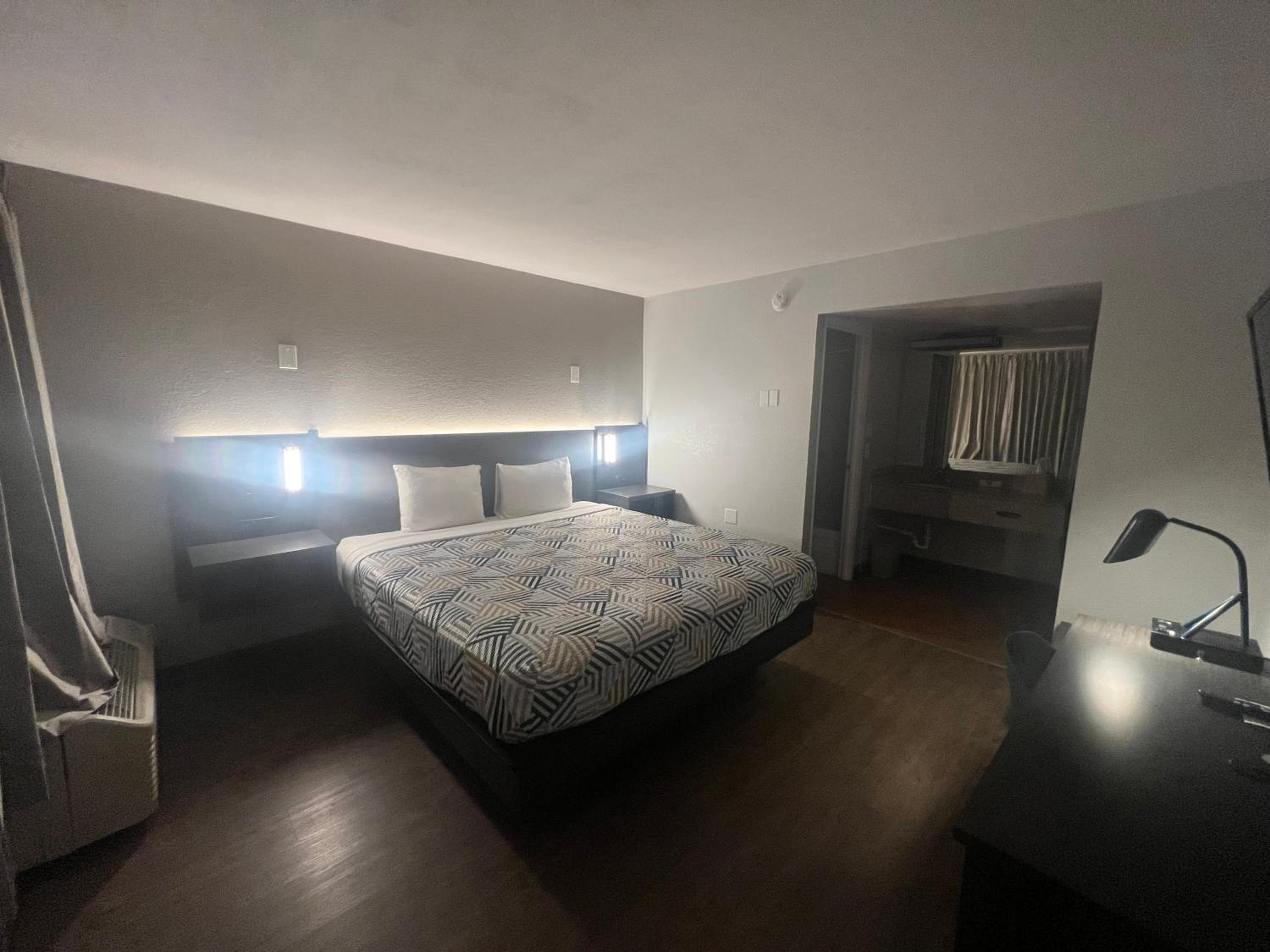 Deluxe King Room - Non-Smoking - Photo 5