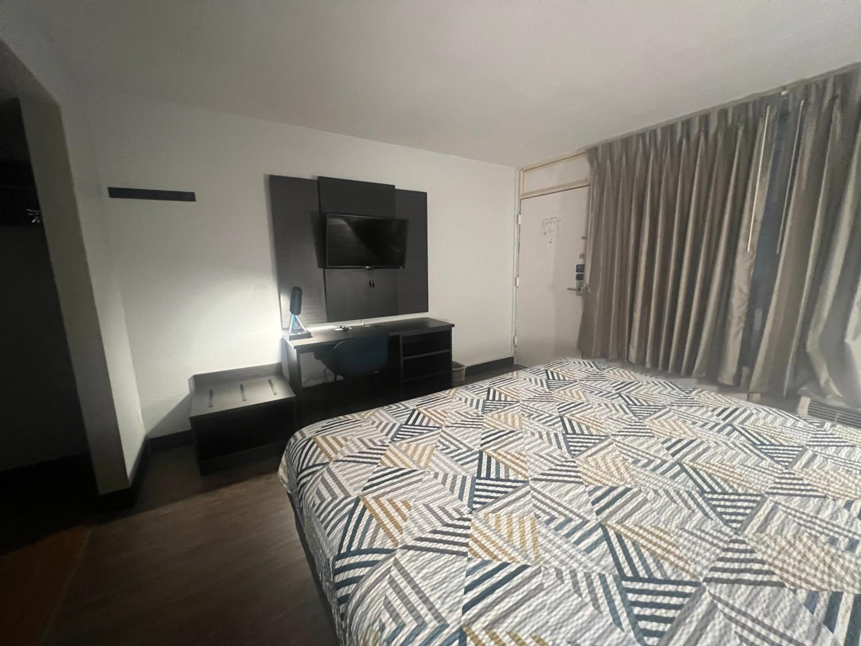 Deluxe King Room - Non-Smoking - Photo 8