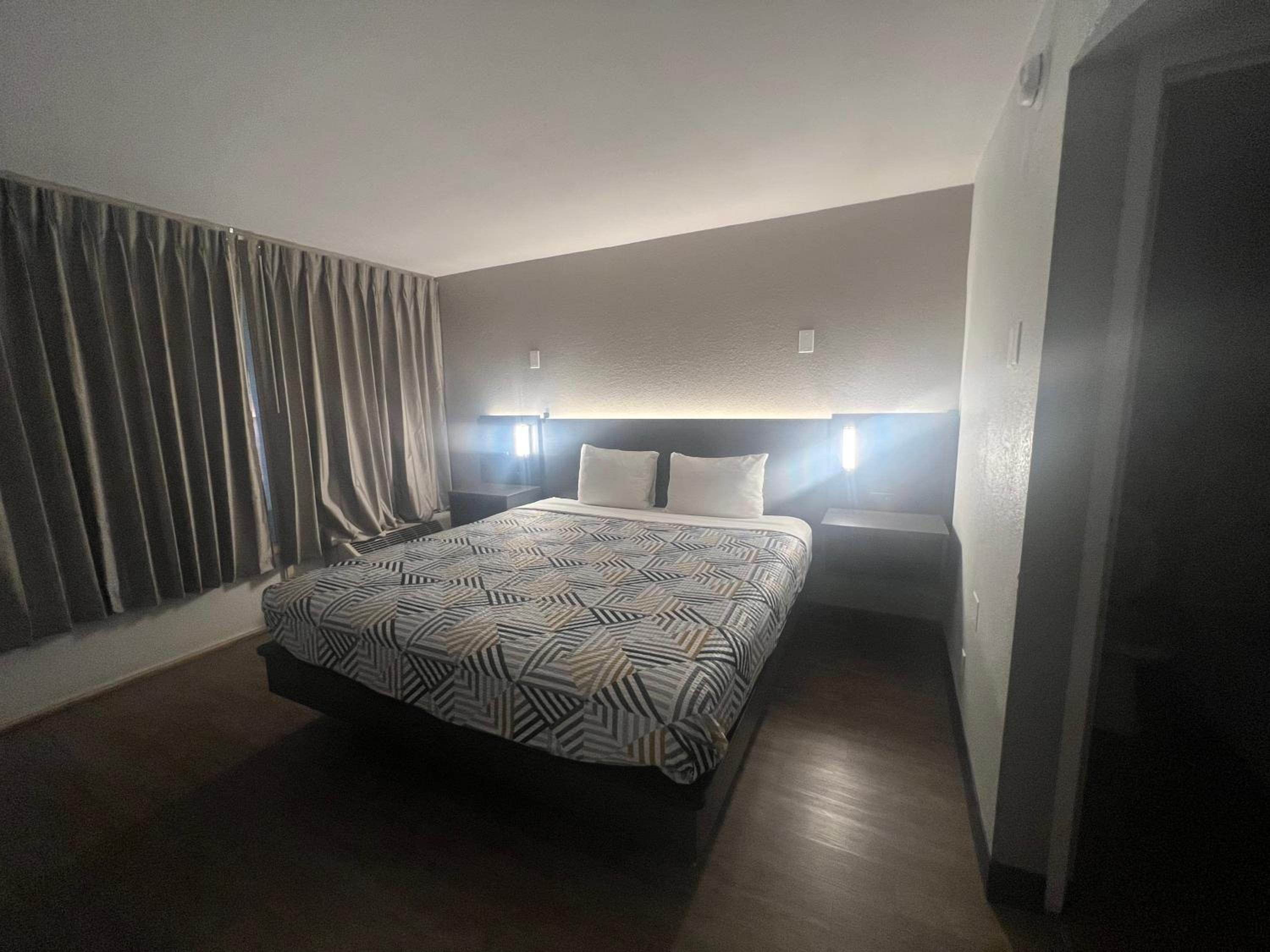 Deluxe King Room - Non-Smoking - Photo 2