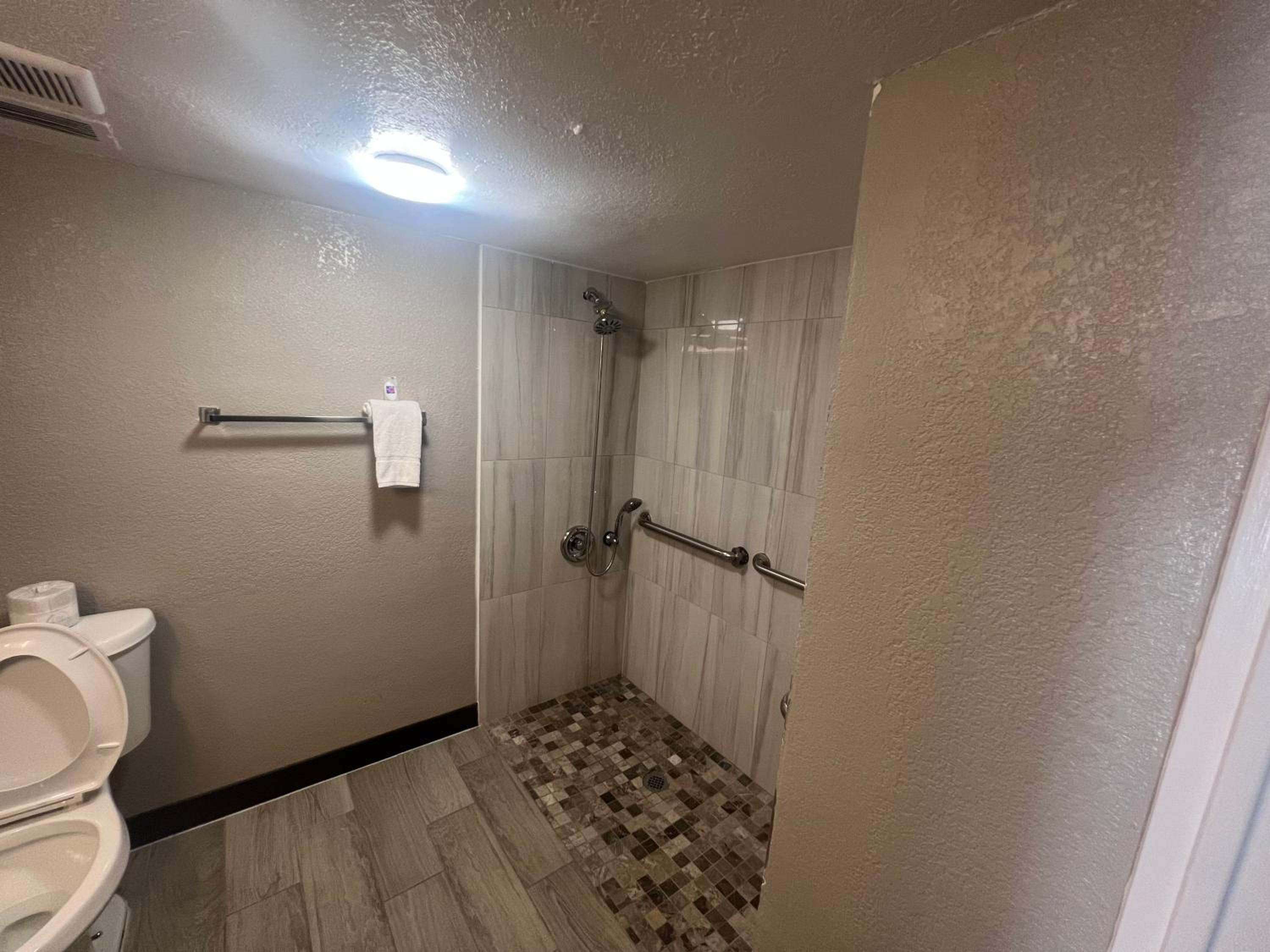 Quadruple Room - Disability Access - Non-Smoking - Photo 4