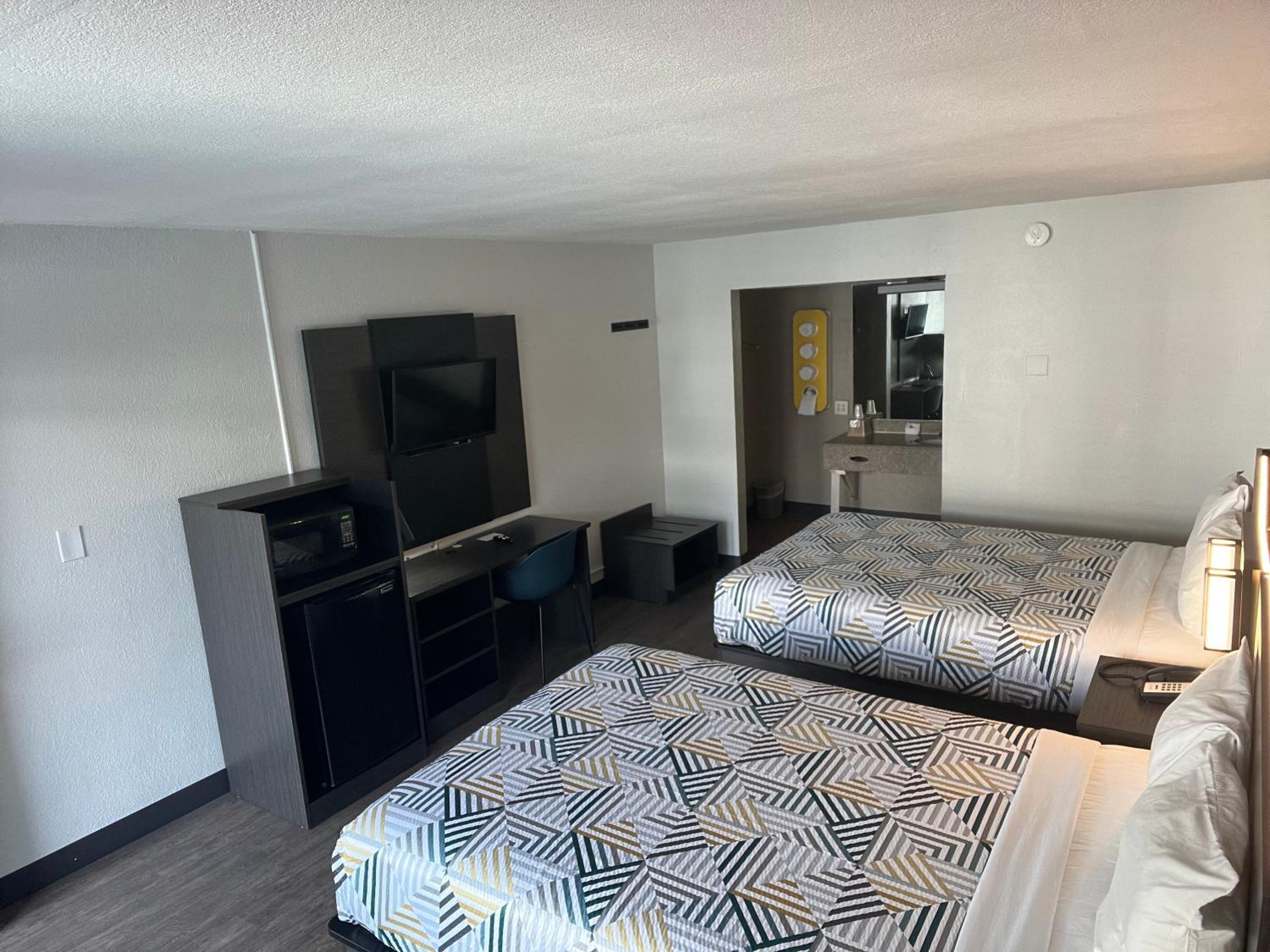 Deluxe Quadruple Room - Non-Smoking - Photo 1