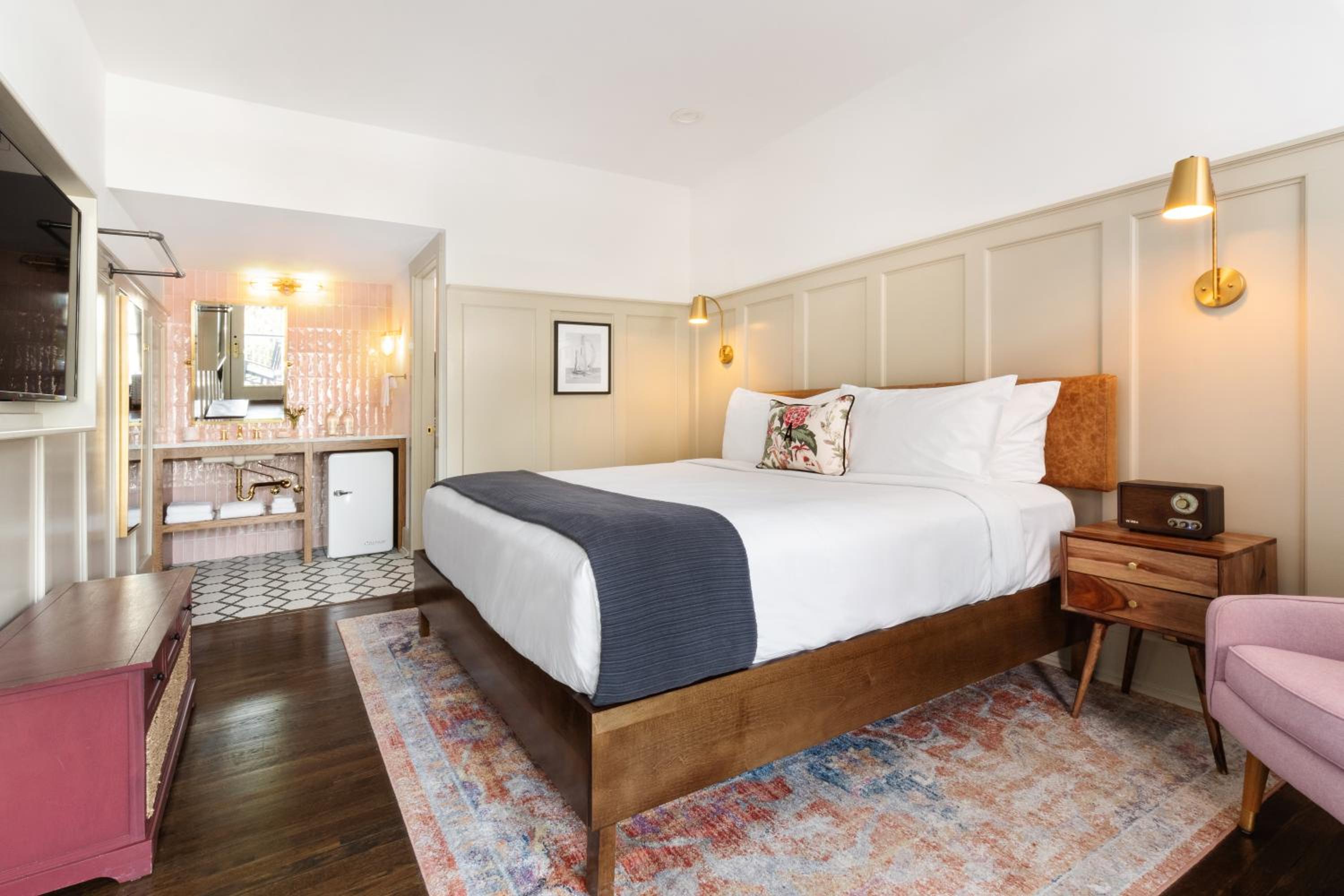 King Room with Roll-In Shower - Disability Access