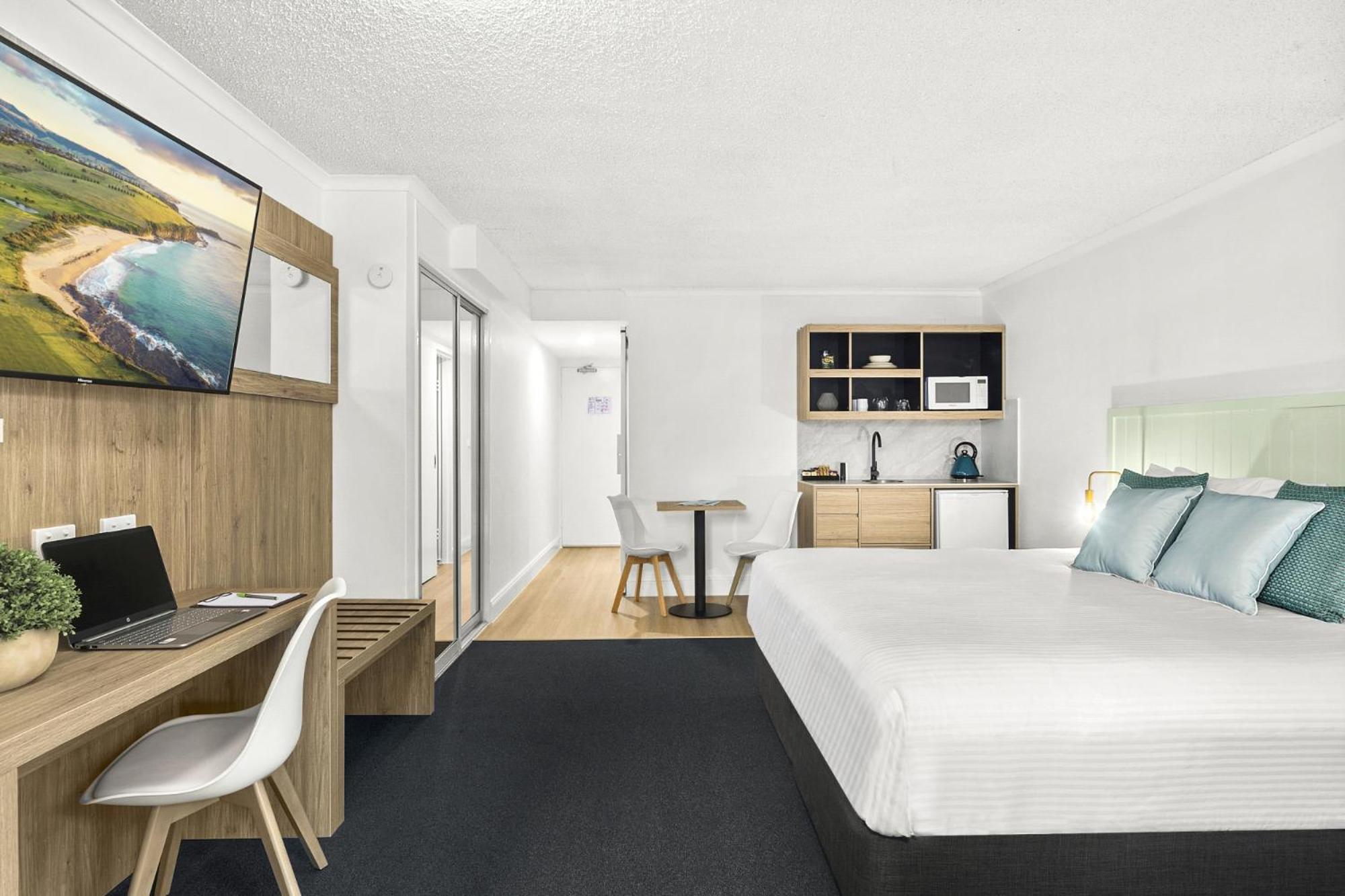 Deluxe King Room with Patio - Photo 1