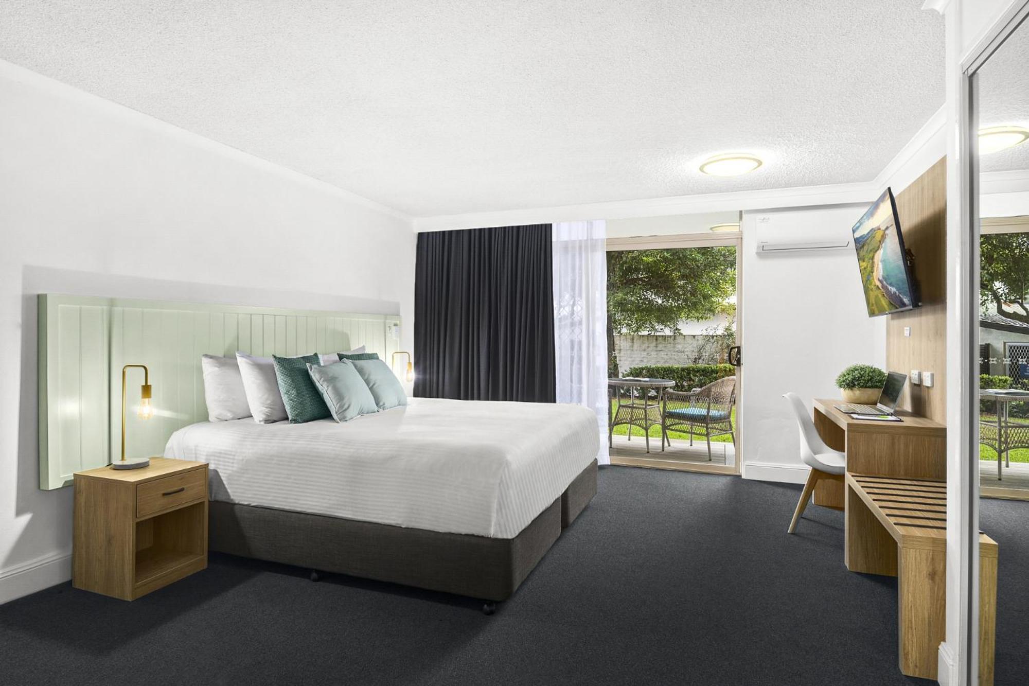 Deluxe King Room with Patio - Photo 5