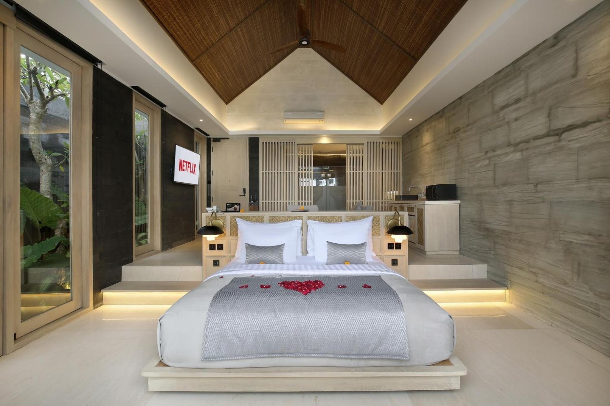 Royal Smart One-Bedroom with Private Pool and Jacuzzi - Photo 6